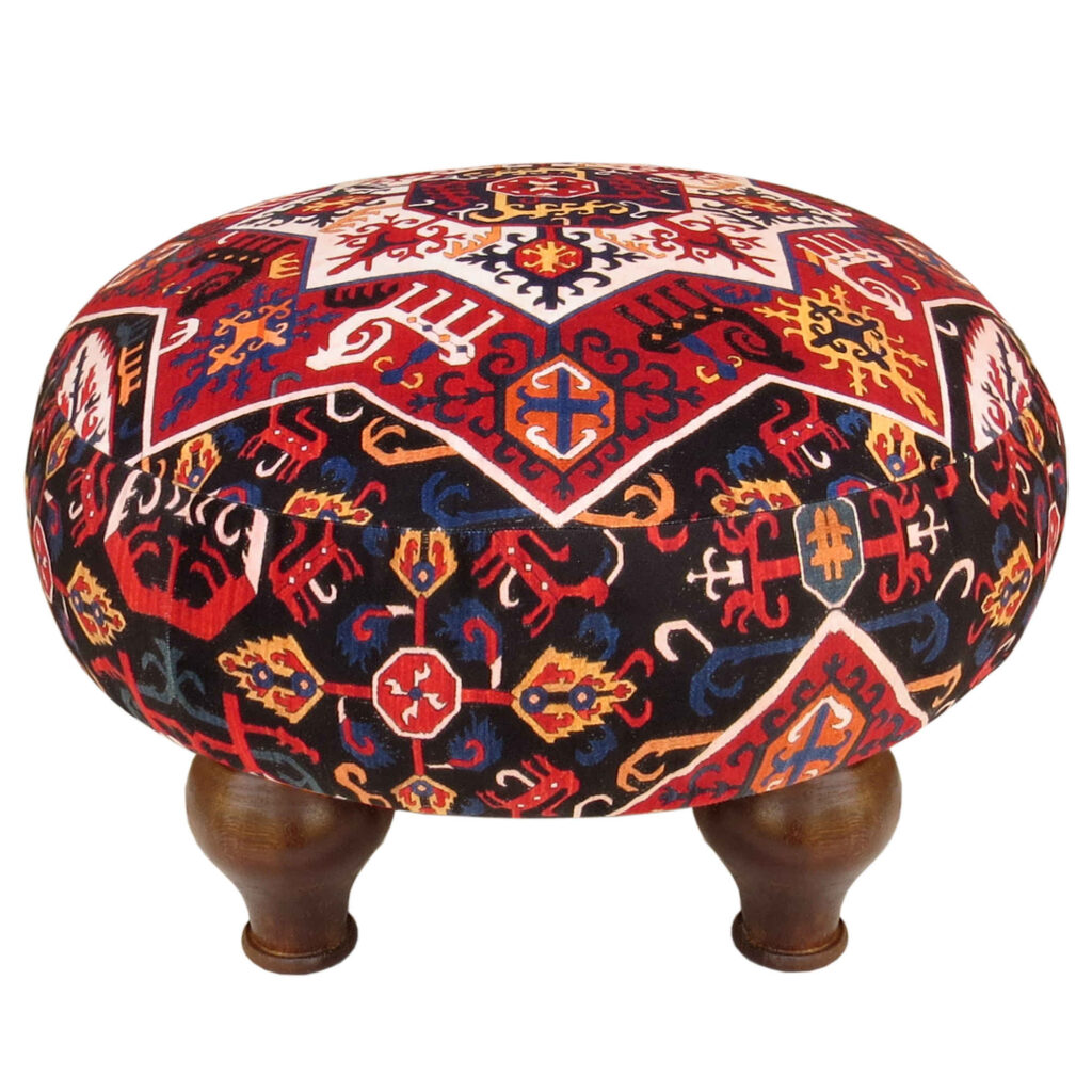Pouf persan rouge traditionnel avec pieds en bois et tissu en velours