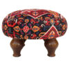Pouf persan rouge traditionnel avec pieds en bois et tissu en velours