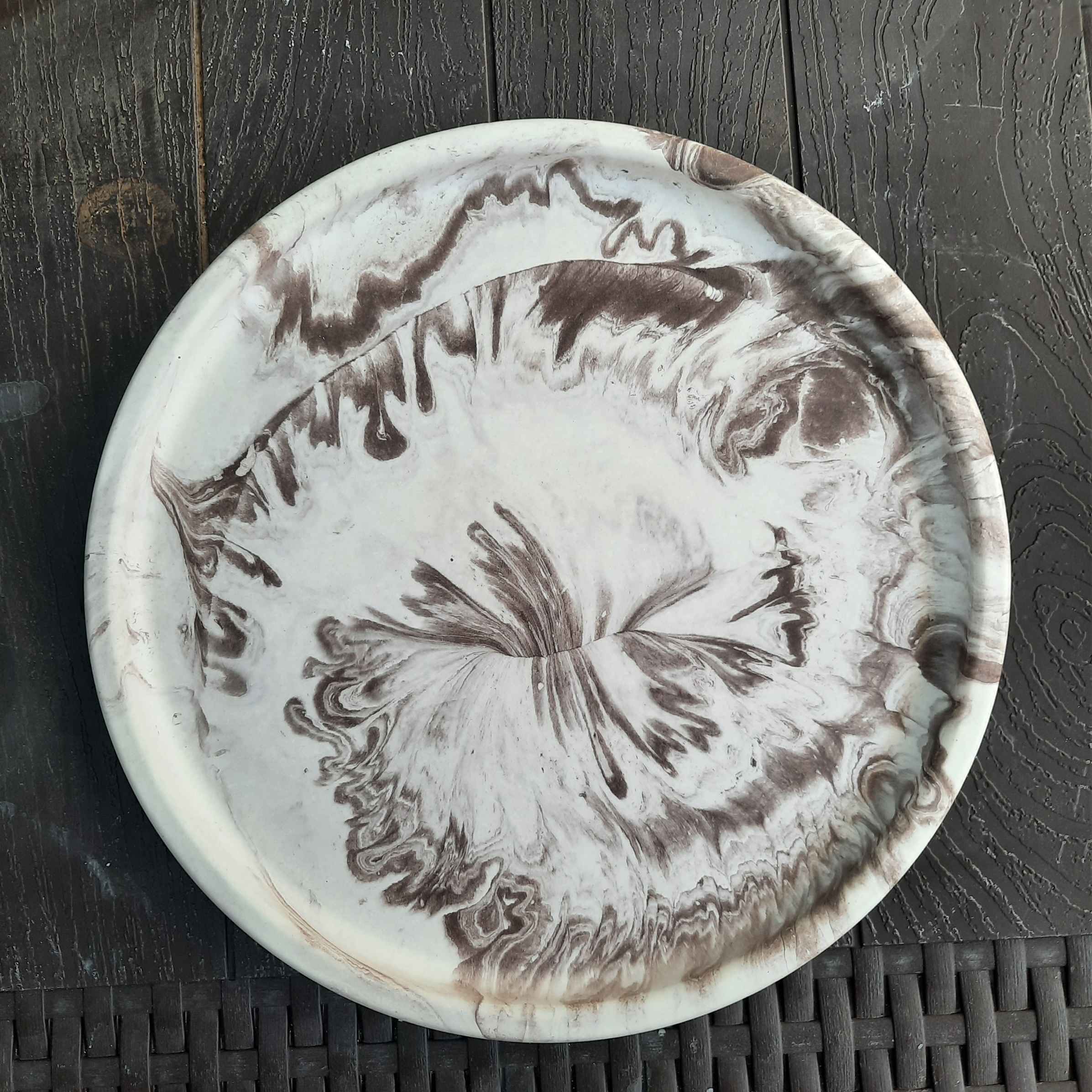 Plateau de service artistique en béton fabriqué à la main avec de la résine