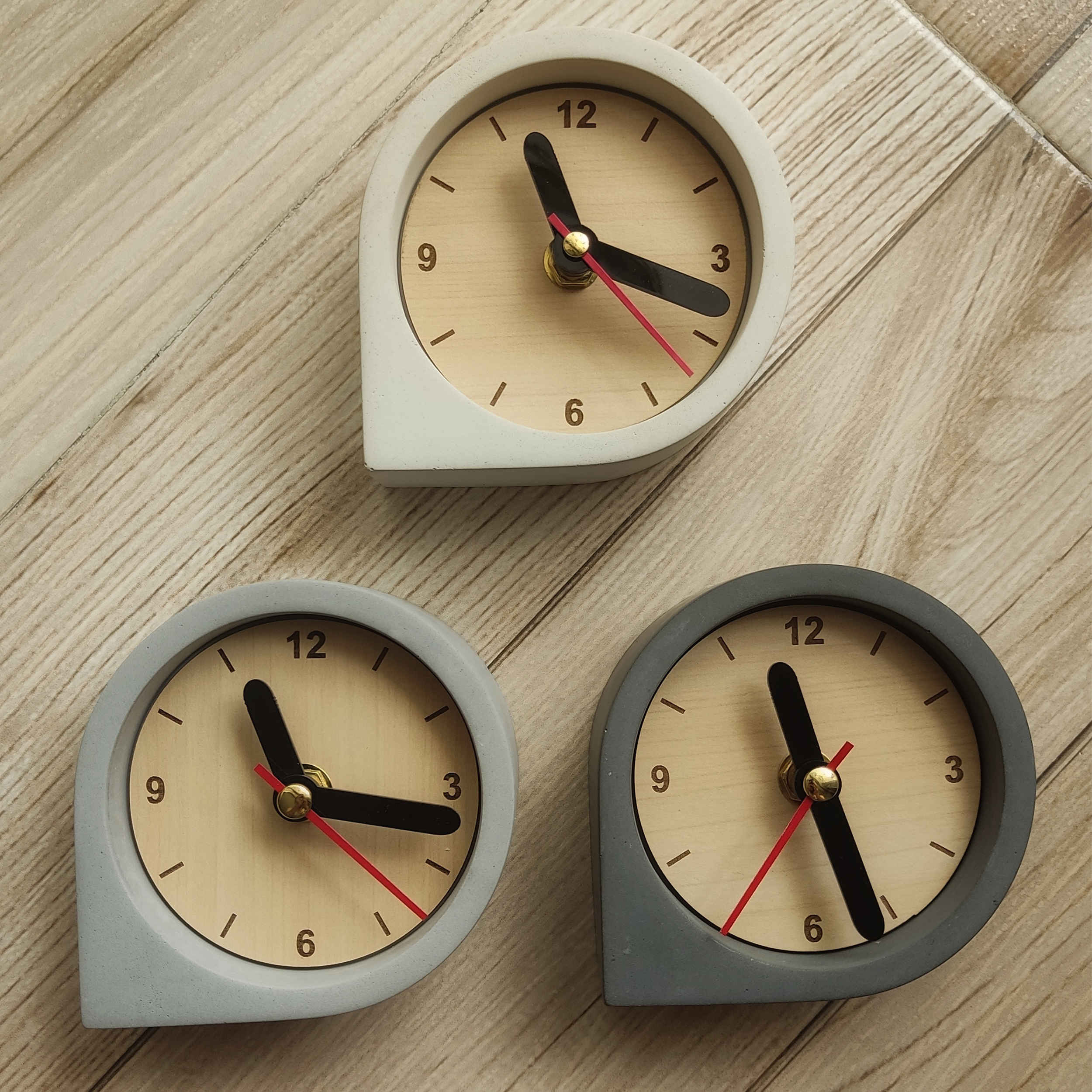 Horloge de bureau en béton fait main – Minimaliste ronde grise
