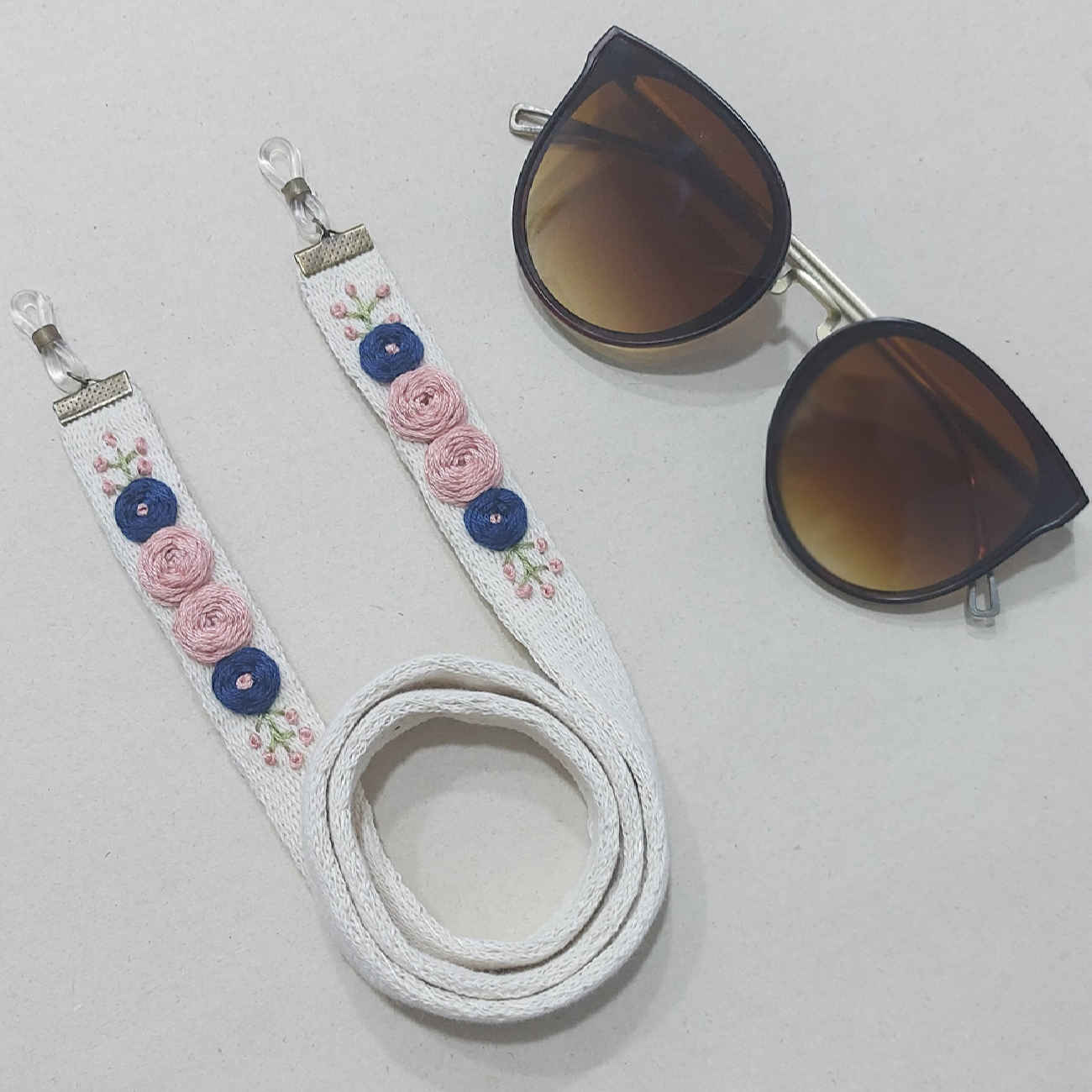 Sangle de lunettes – Broderie artisanale