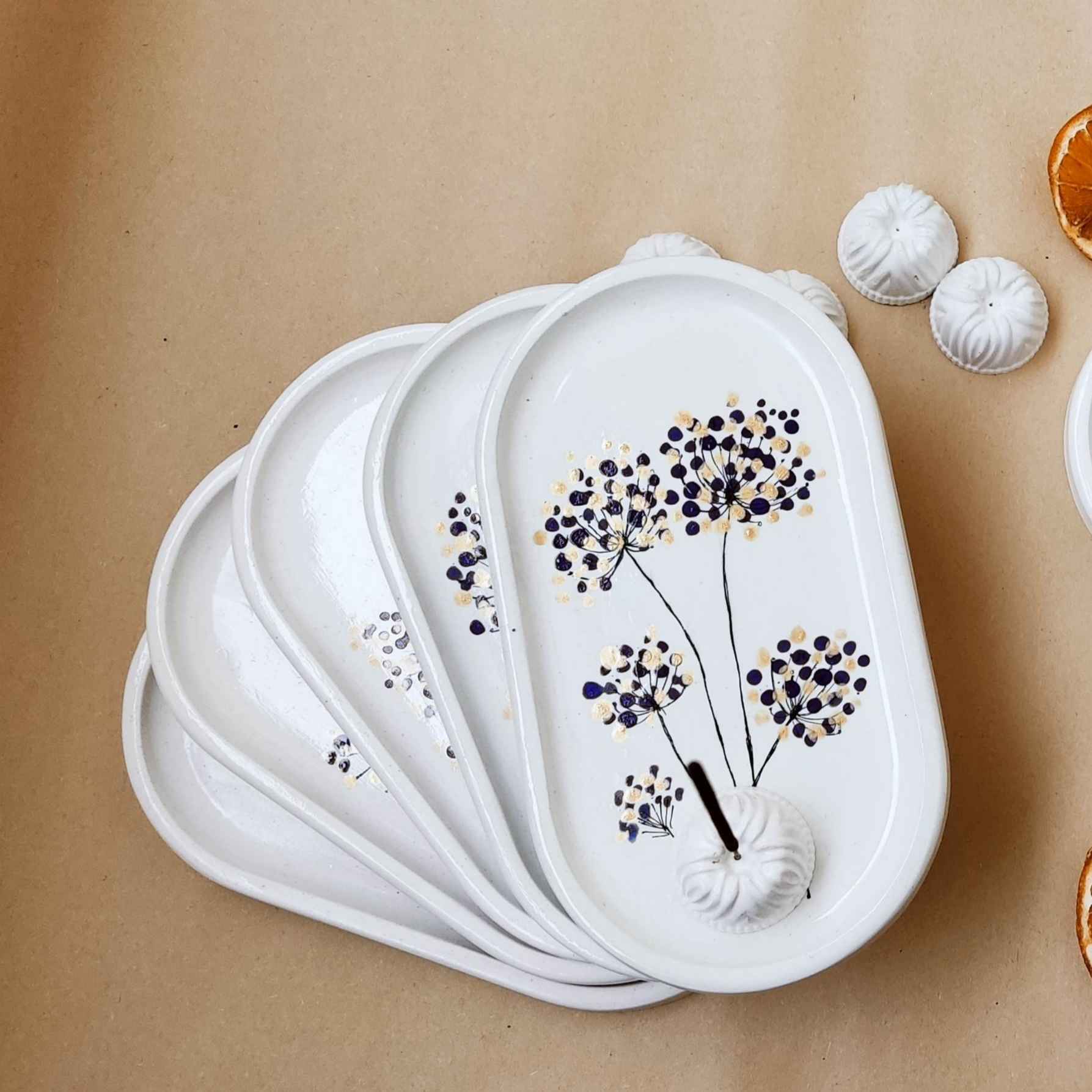 Plateau de service en béton artisanal avec motif de pissenlit pour décoration intérieure