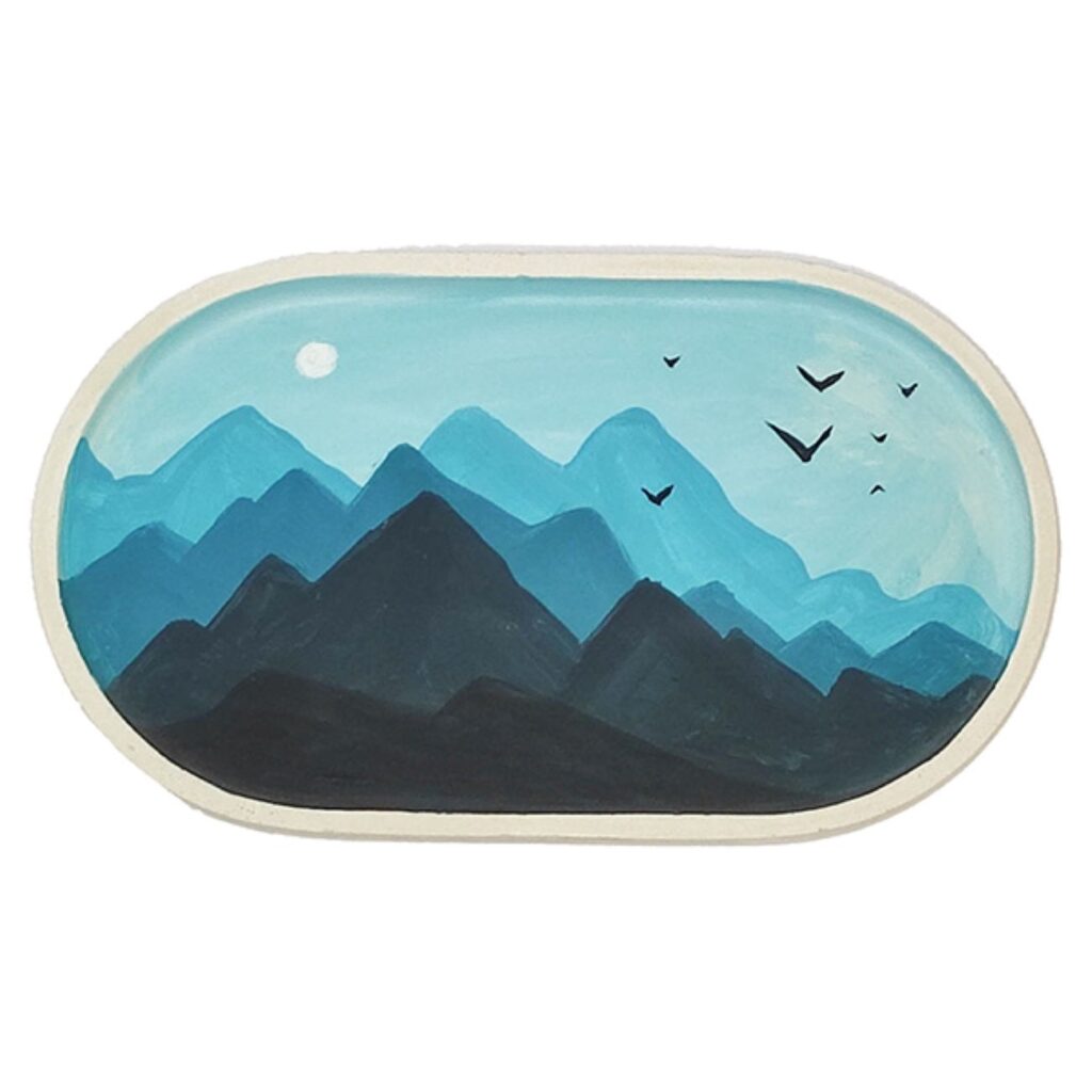 Plateau de service en béton artisanal avec motif montagne peint