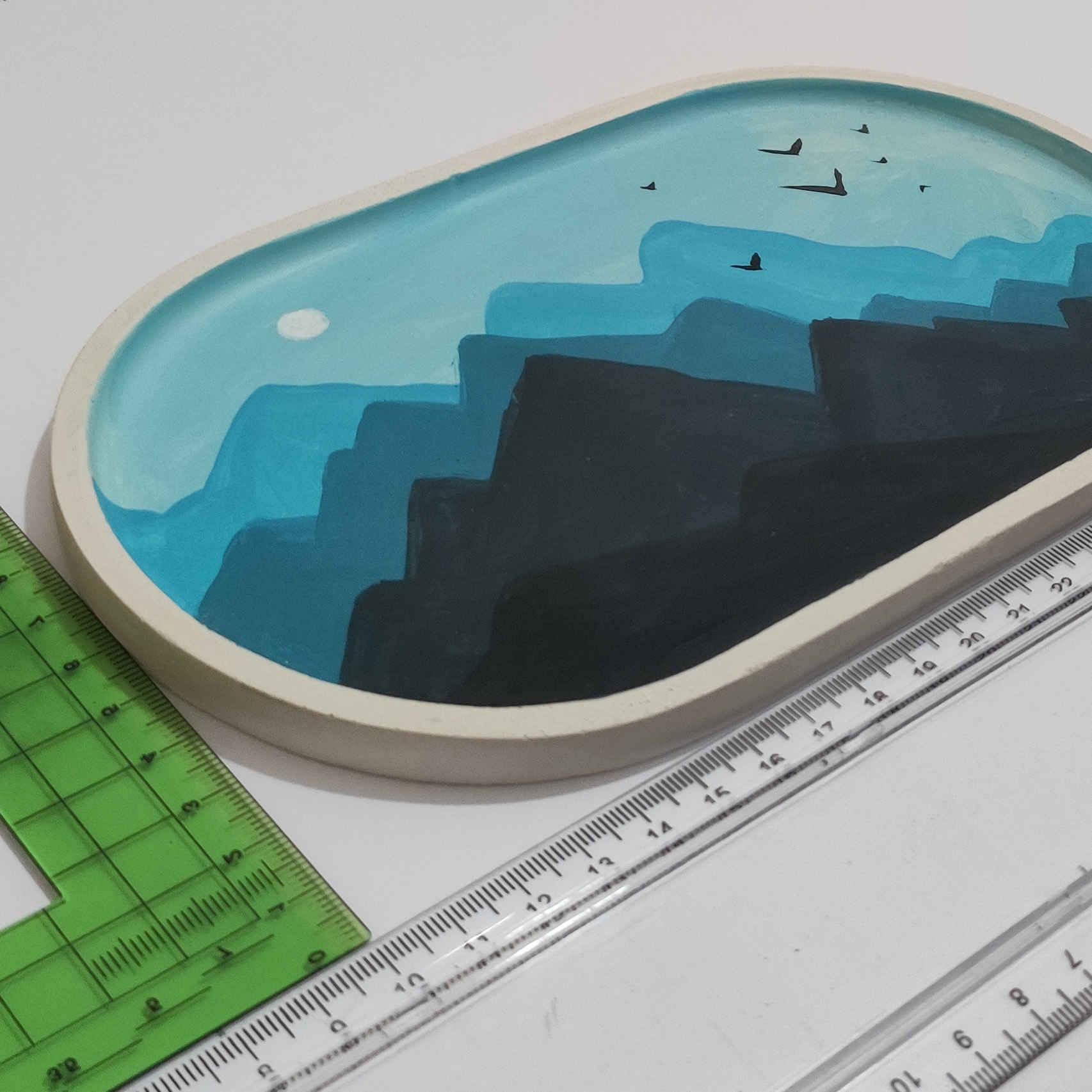 Plateau de service en béton artisanal avec motif montagne peint