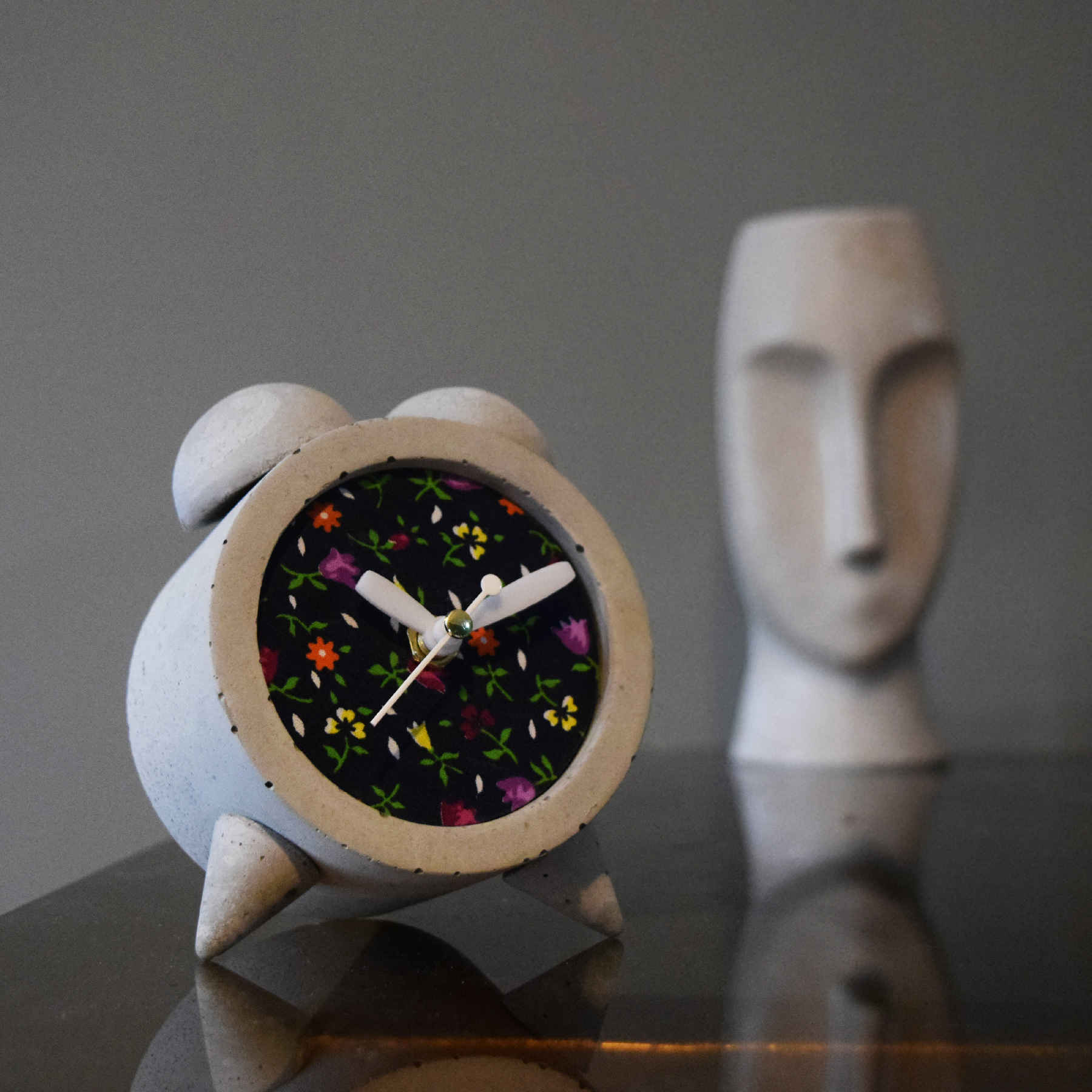 Horloge à Clochettes en Béton Fait Main – Avec Tissu