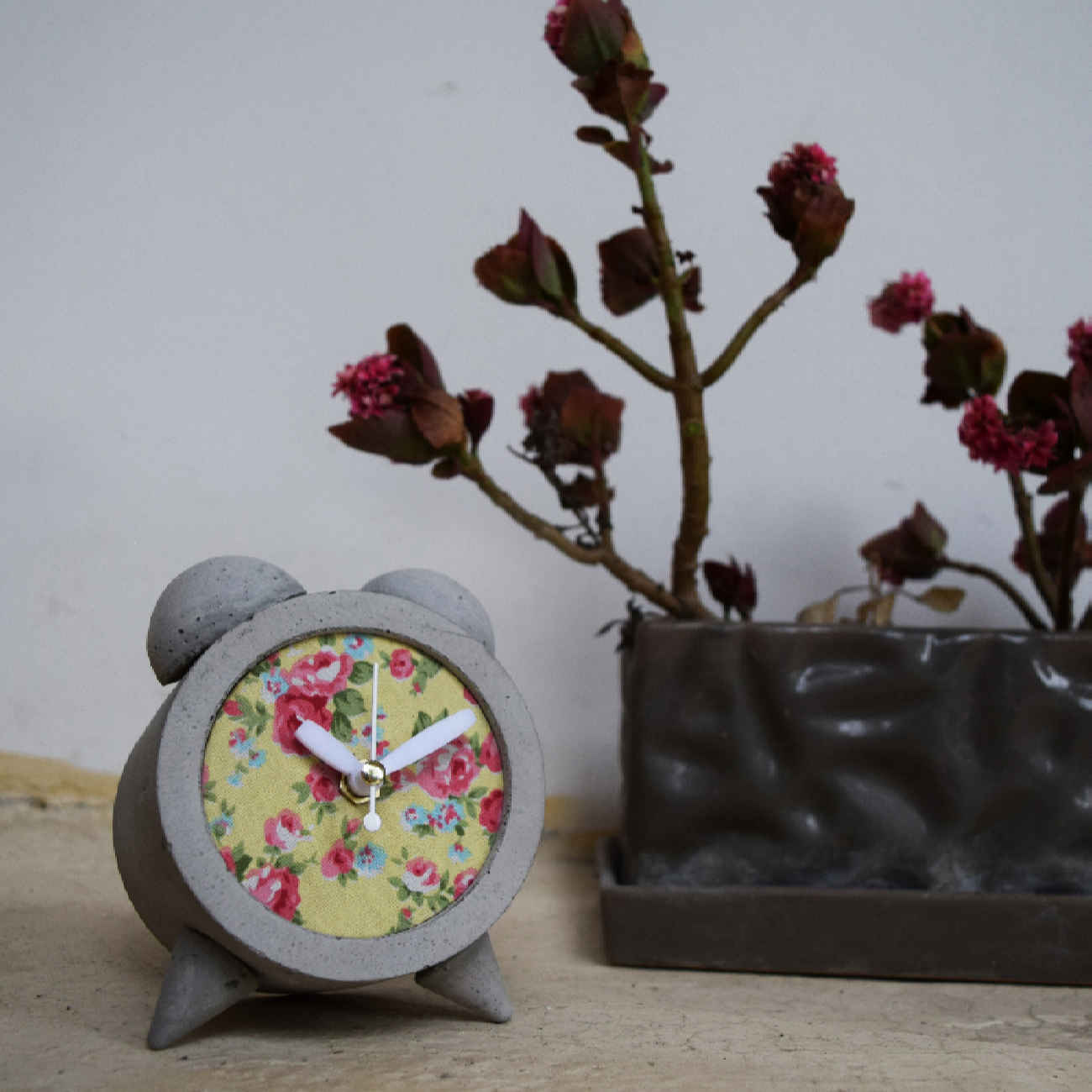 Horloge à Clochettes en Béton Fait Main – Avec Tissu Motif Floral Rond