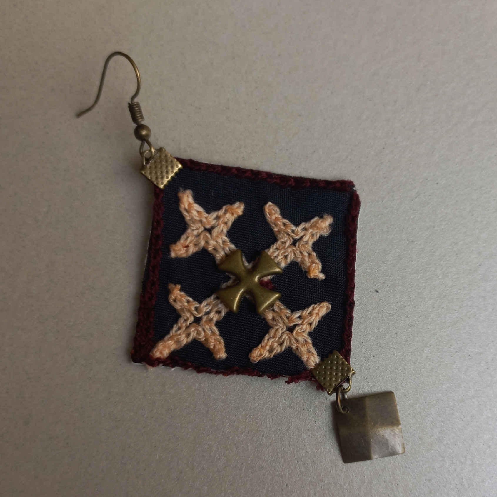 Boucles d’oreilles brodées persanes – Broderie traditionnelle avec pendentif