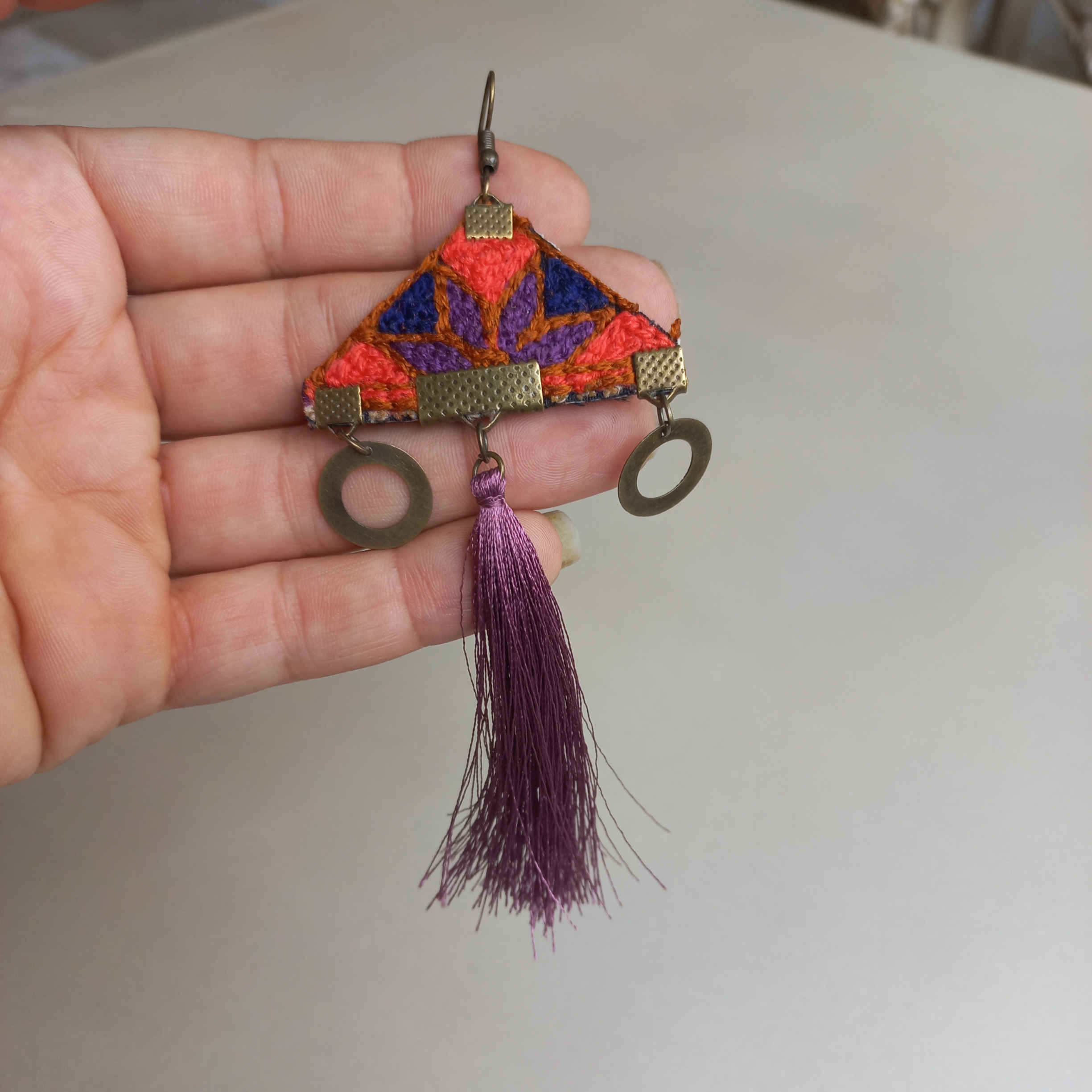 Boucles d’oreilles brodées persanes – Broderie traditionnelle avec pompon