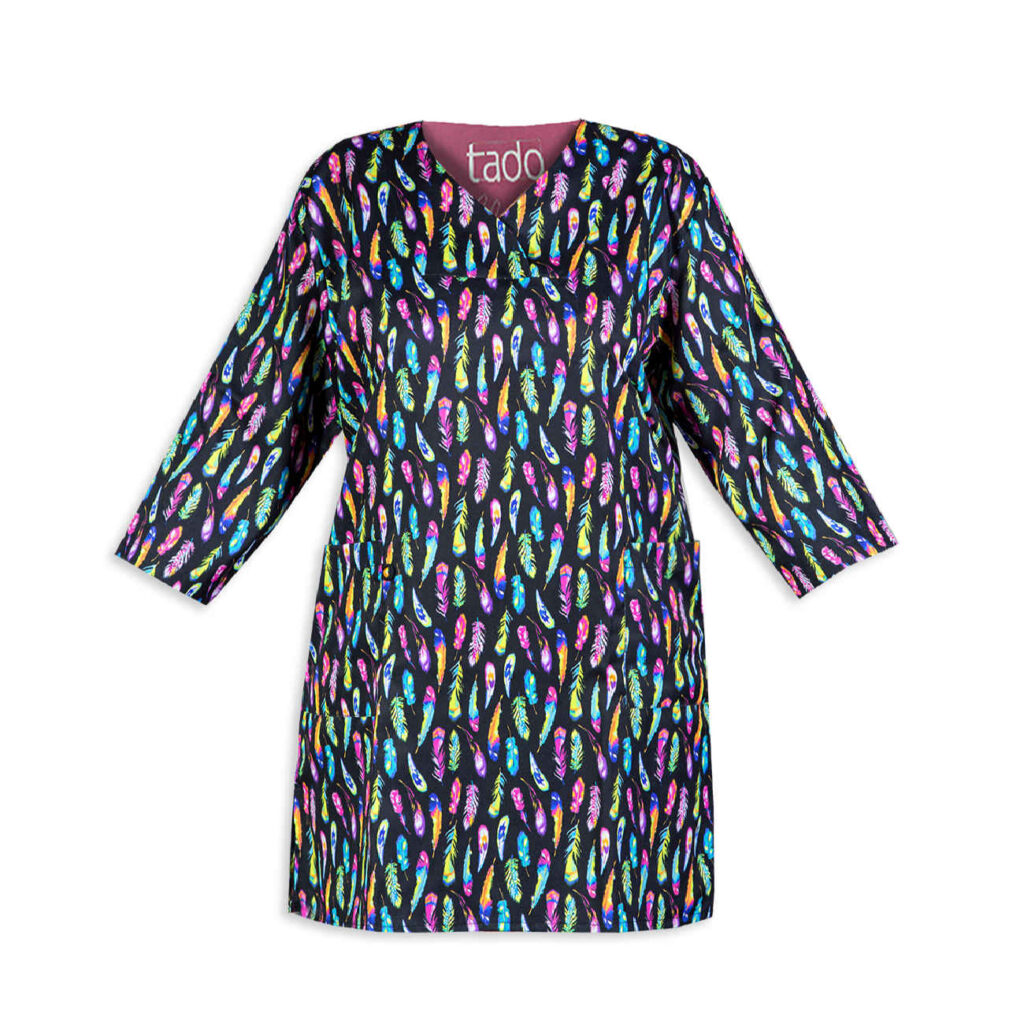 Uniforme médical à col en V pour femme – Stylé et pratique