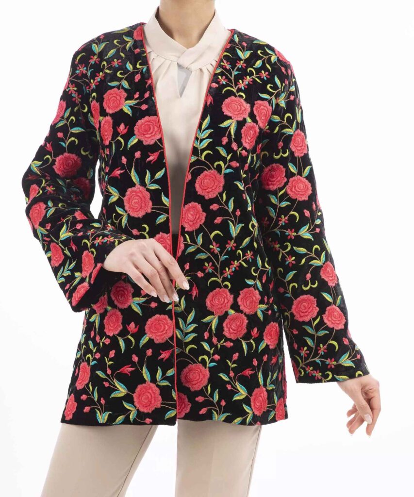 Manteau brodé pour femme au motif floral d’inspiration persane