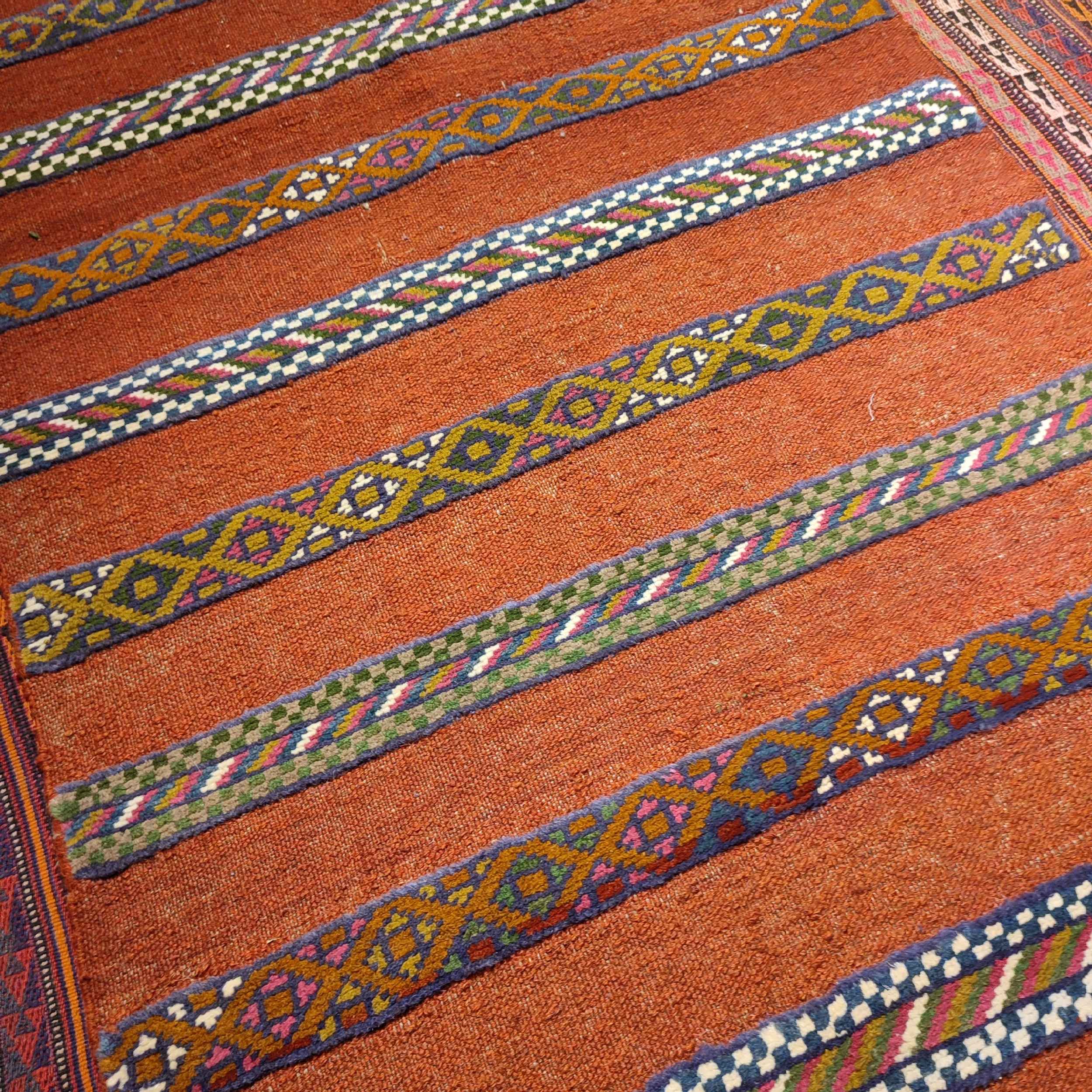 Tapis Kilim en laine persane tissé à la main traditionnellement rayé
