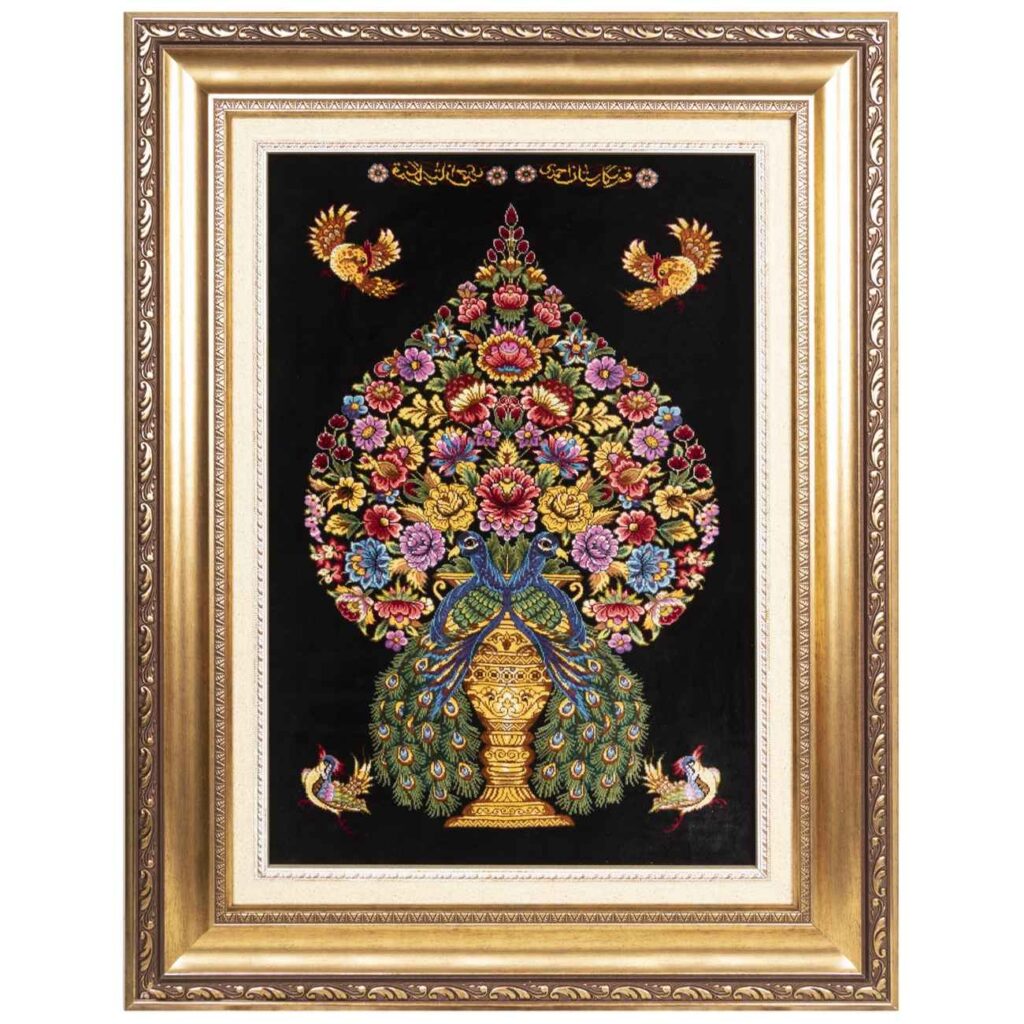 Tapis persan figuratif noué à la main de Qom représentant un paon et un arbre