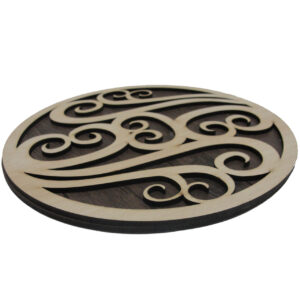 Set de table rond en bois sous l’assiette