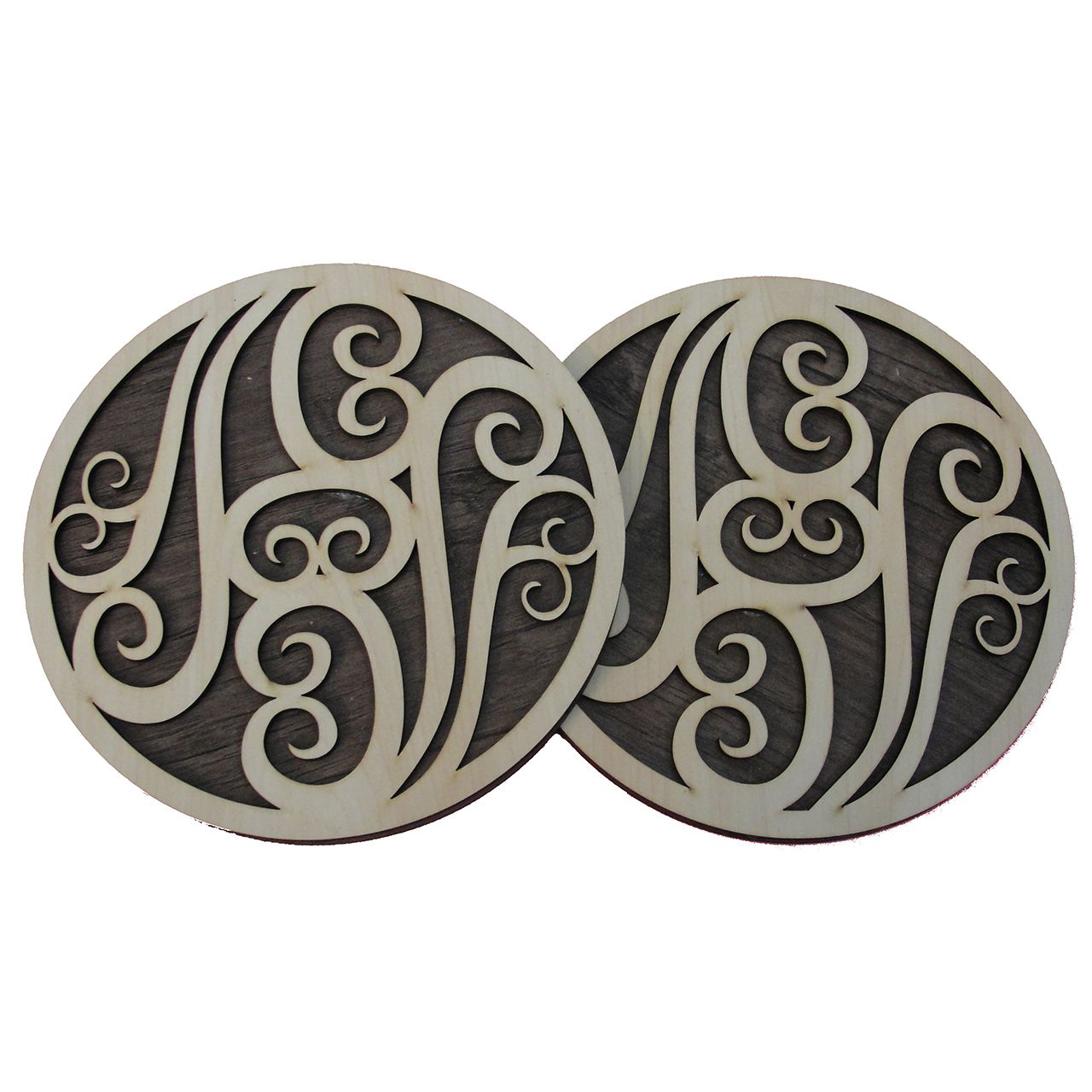 Set de table rond en bois sous l’assiette