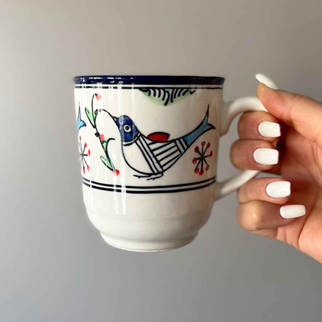 Tasse en céramique artistique – À la main, avec design de blanc oiseau et fleur peints