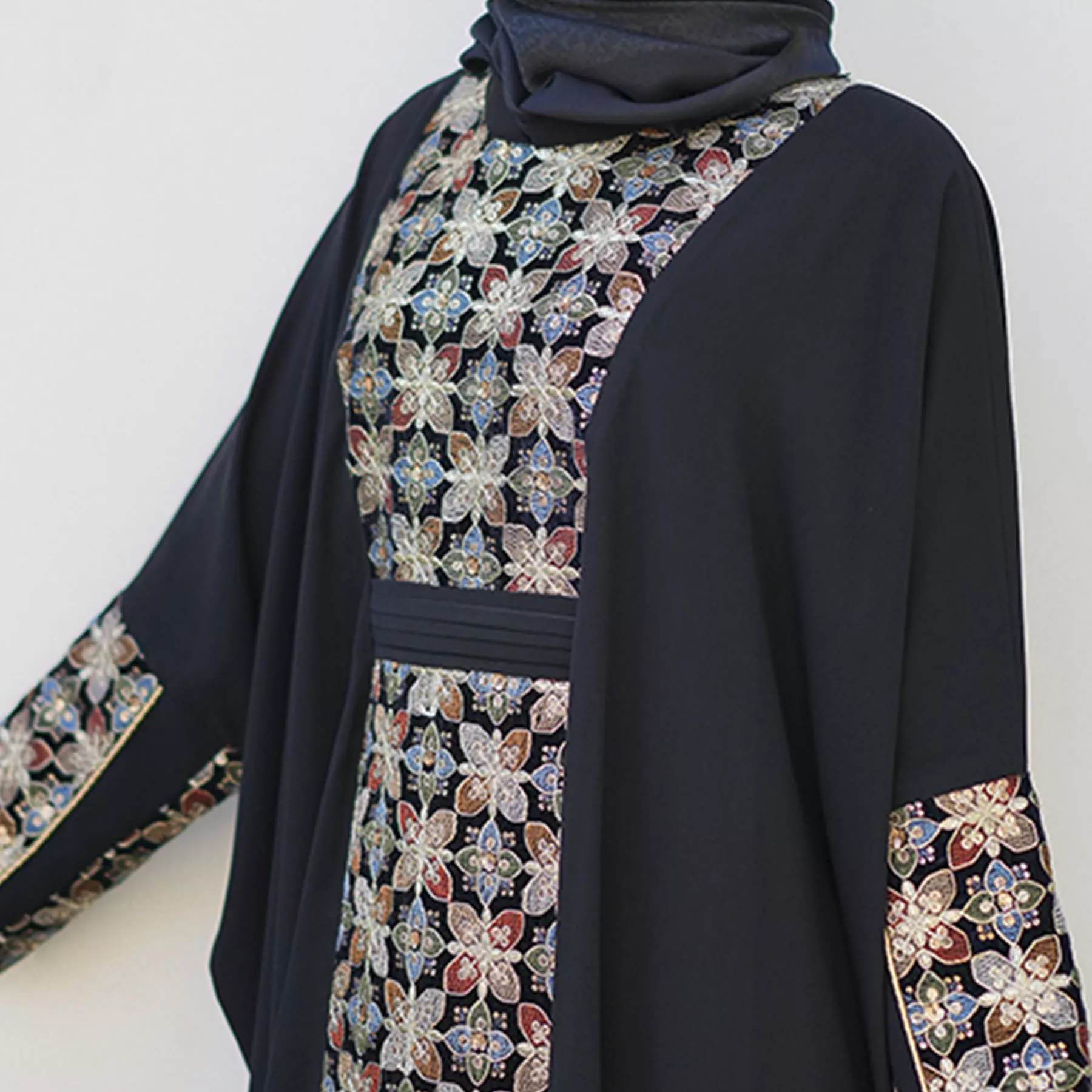 Abaya noire pour femmes avec design floral, modèle Noura