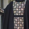 Abaya noire pour femmes avec design floral, modèle Noura