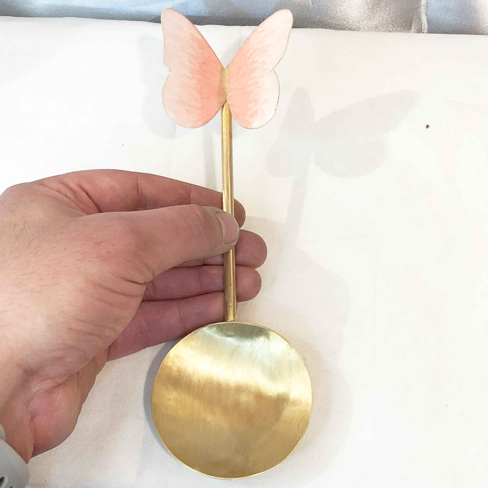 Cuillère de service à noix en laiton motif papillon