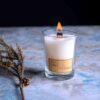 Bougie parfumée au coco dans un pot en verre blanc
