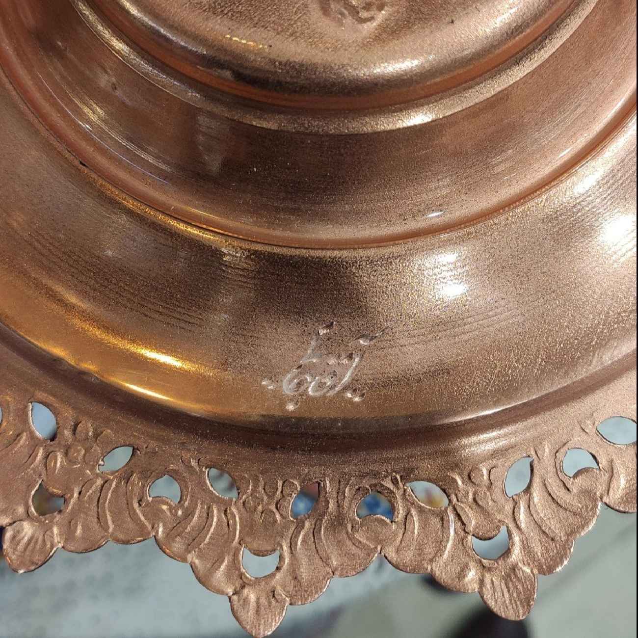 Plat décoratif en cuivre inspiré par l’art persan