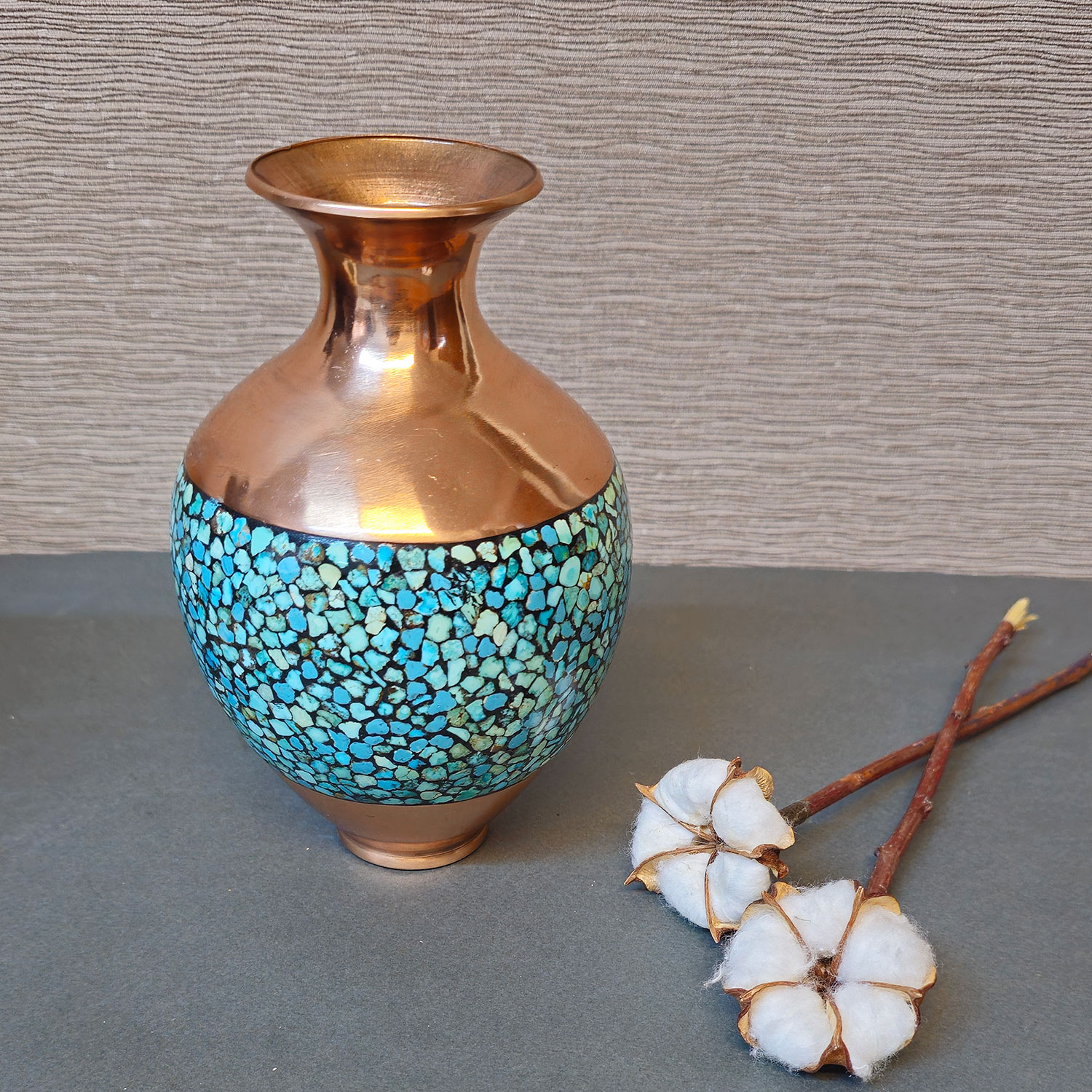 Vase décoratif persan incrusté de turquoise, fait main — Élégance raffinée