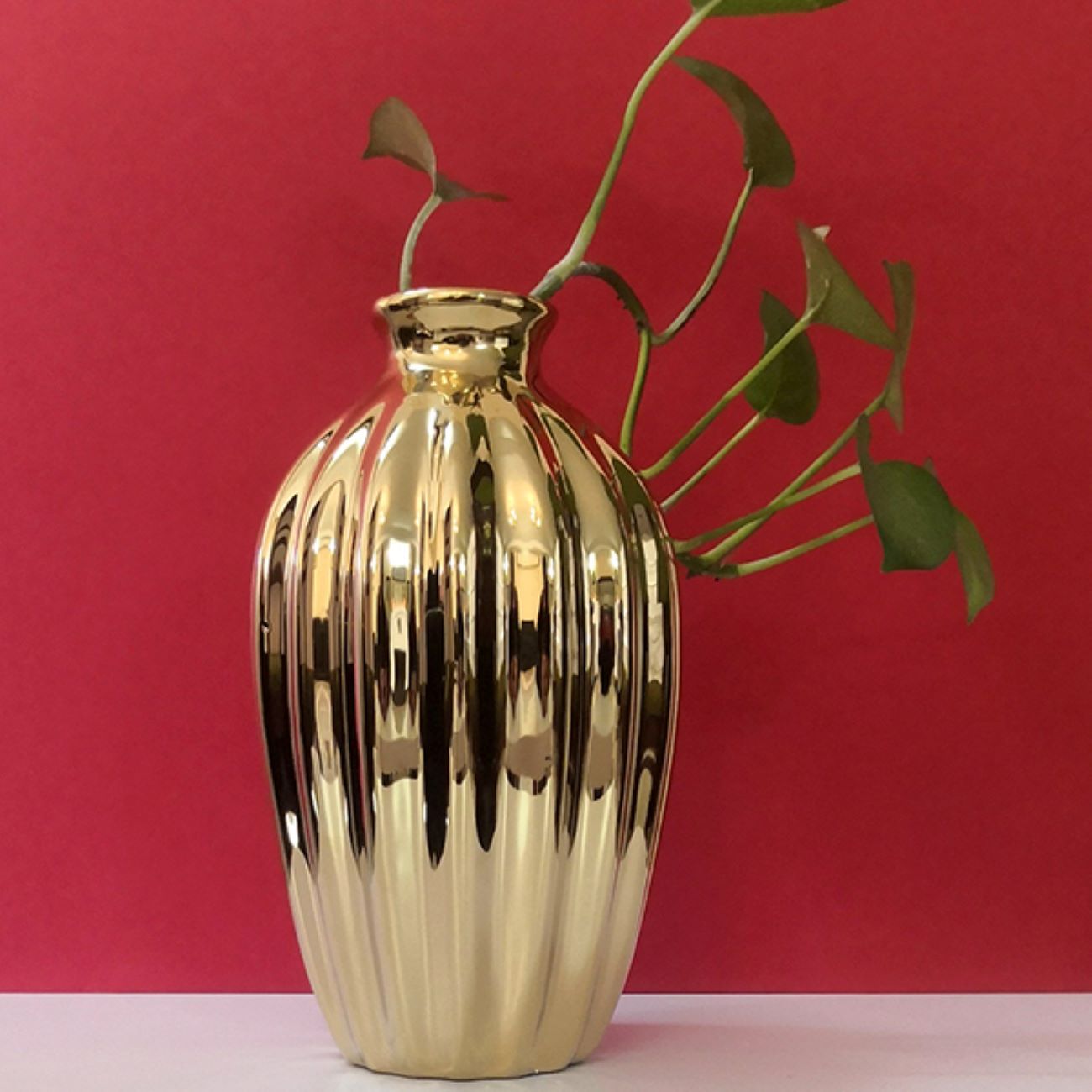 Vase en céramique décoratif à tige unique, pour petits espaces et accent de décoration moderne.