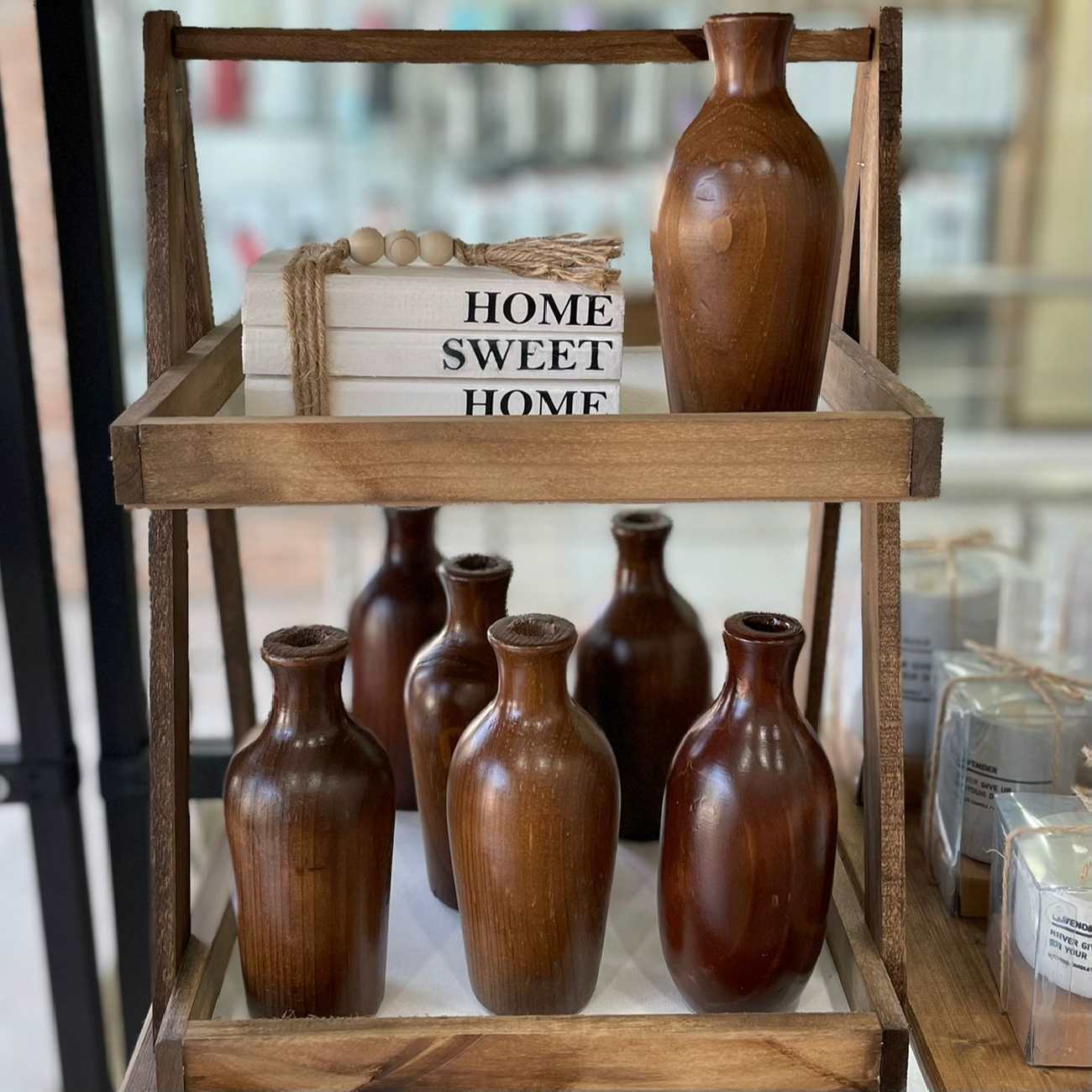 Vase à bourgeons décoratif en bois massif naturel, fait main, couleur brun foncé.