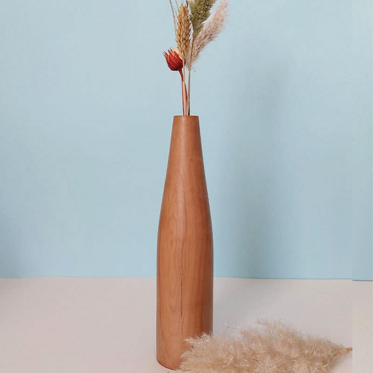 Vase miniature en bois décoratif fait main, en bois massif naturel.