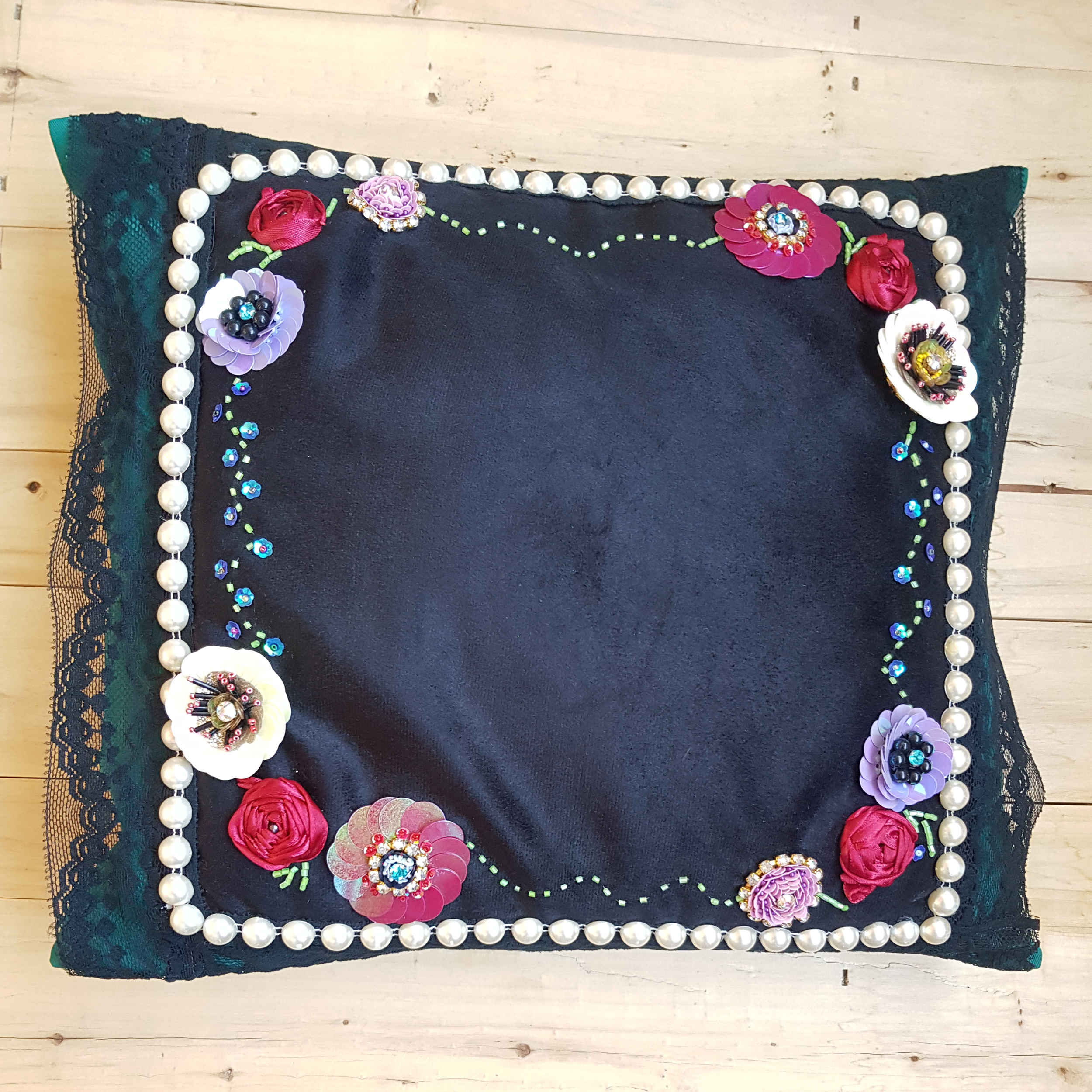 Housse de Coussin Brodée – Design Bijoux au Crochet Fait Main