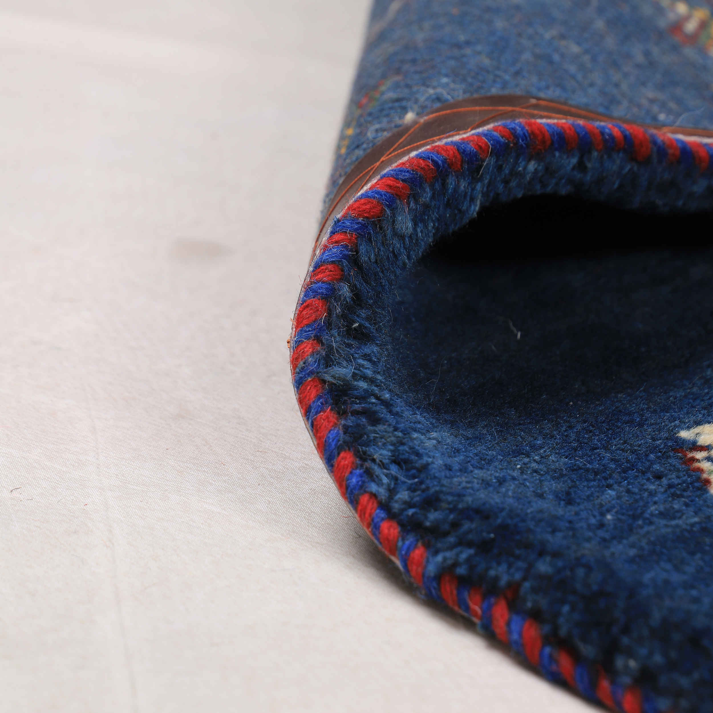 Tapis en laine Gabbeh persan tissé à la main en Fars avec motifs animaliers