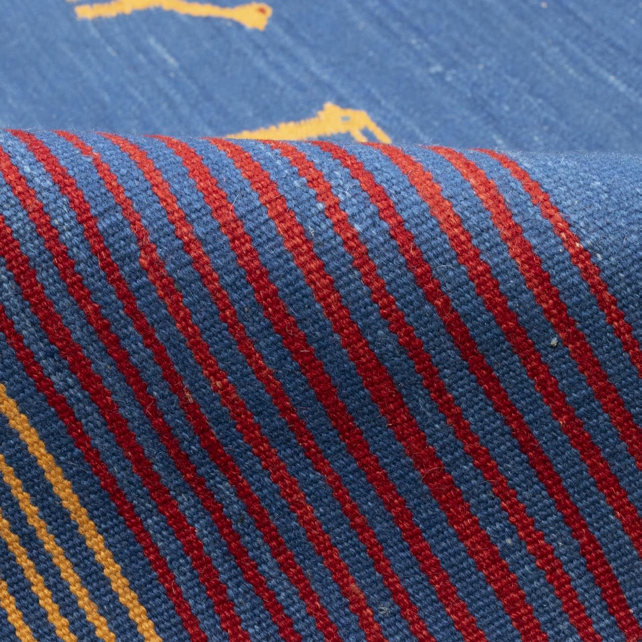 Tapis en laine Kilim persan tissé à la main avec motifs animaliers bordés