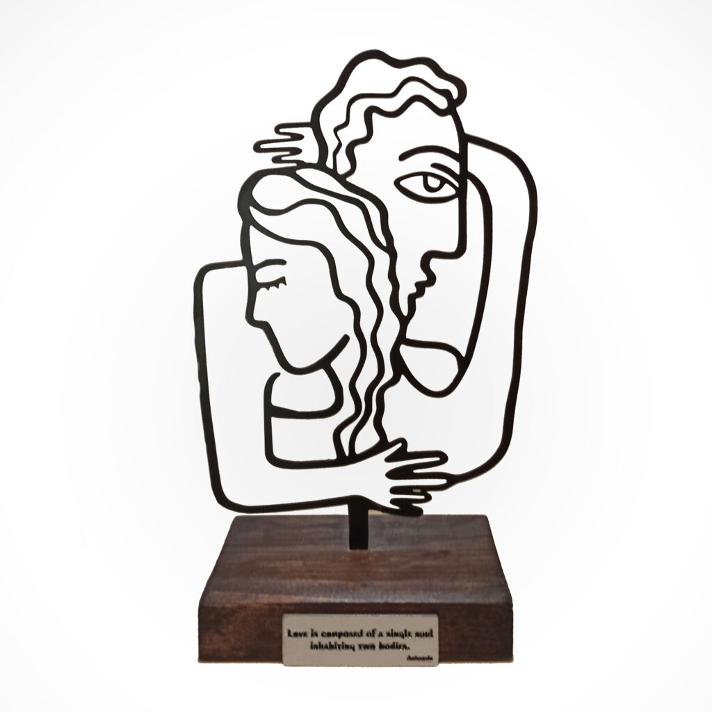 Sculpture d'art figurine minimaliste en métal - Couple s'enlaçant