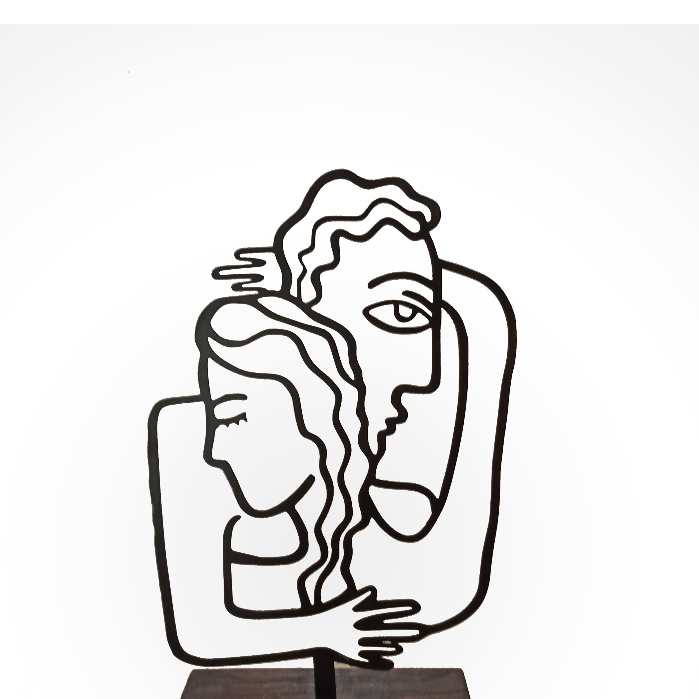 Sculpture d’art figurine minimaliste en métal – Couple s’enlaçant