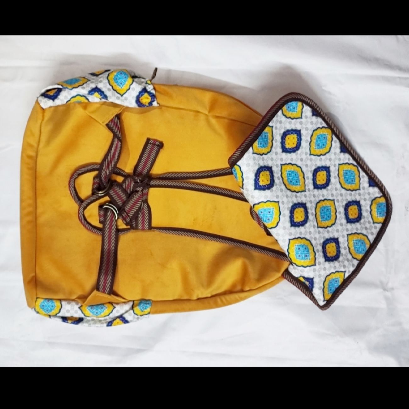 Sac à dos en cuir artificiel pour femmes avec design ethnique – Modèle Ario