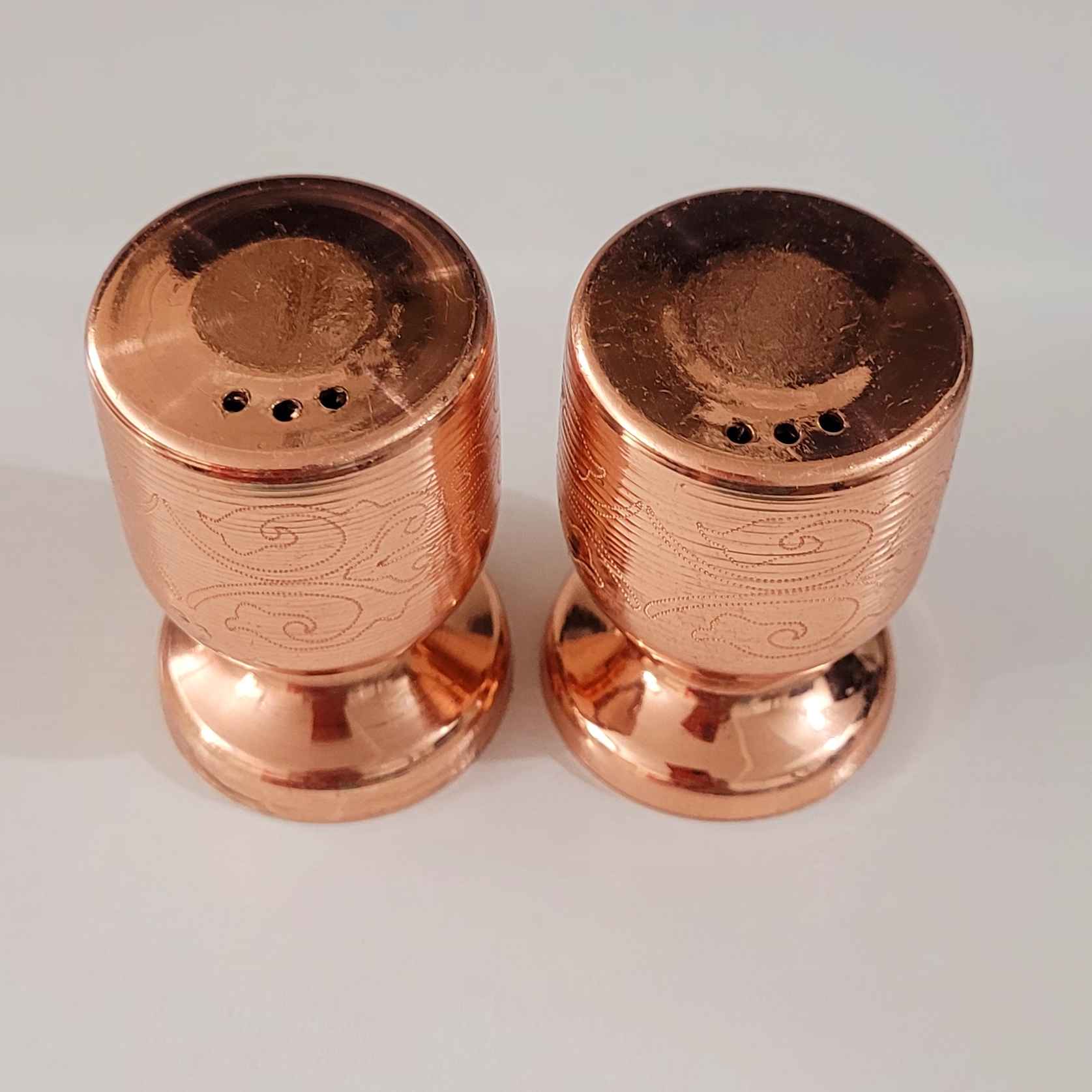 Ensemble de salières et poivrières en cuivre persan avec design floral