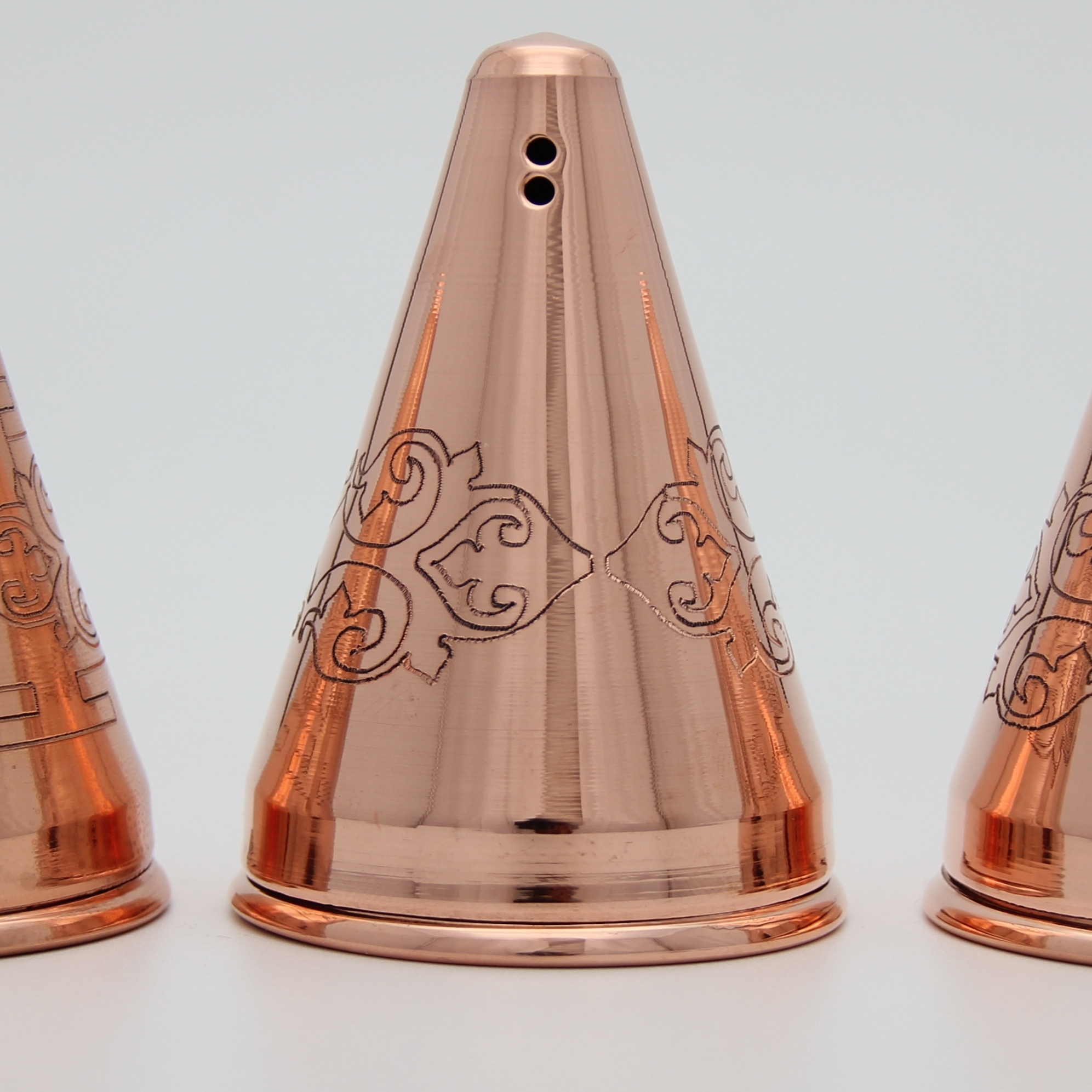 Ensemble de salières et poivrières en cuivre persan Martelé Derafsh (set de 2)