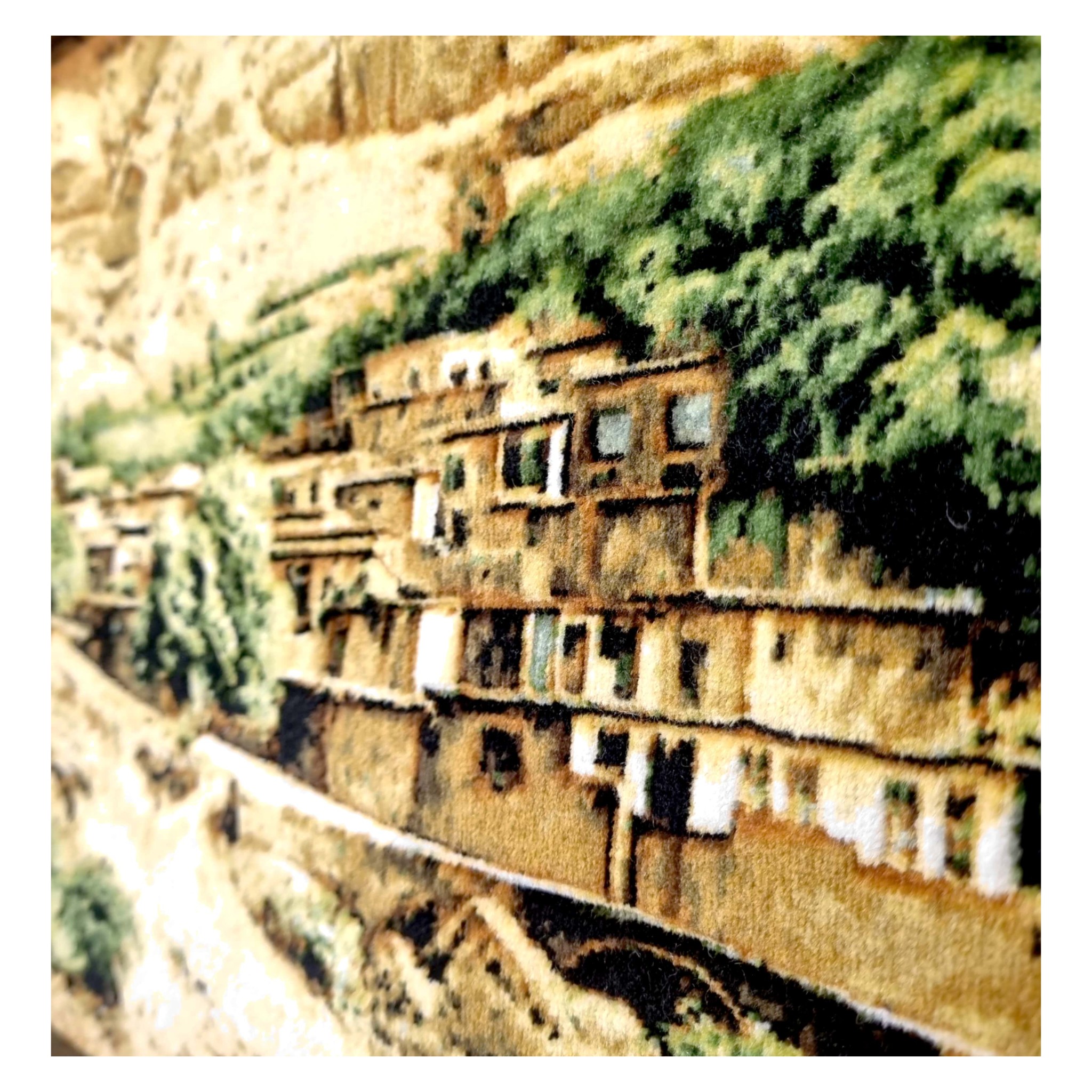 Tapis persan figuratif noué à la main de Tabriz représentant un village