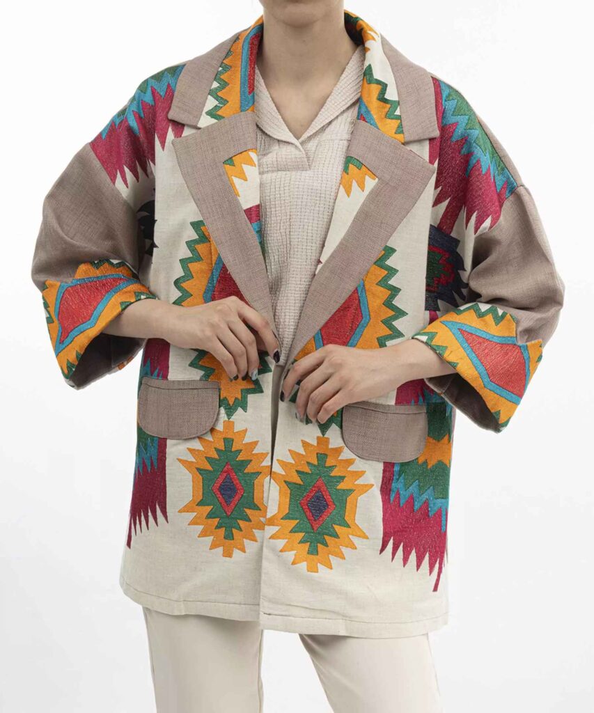 Manto persan brodé pour femmes avec design géométrique