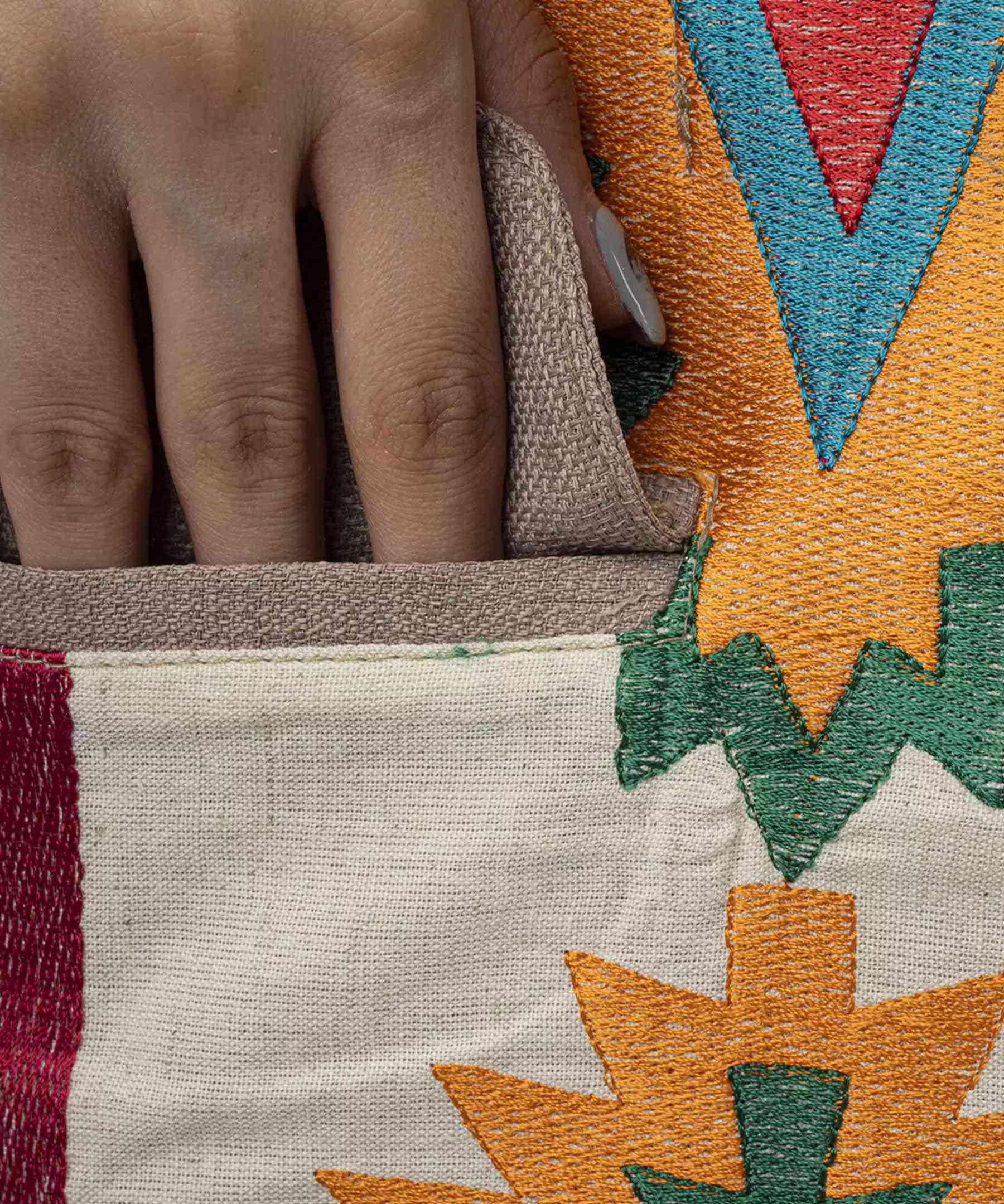 Manto persan brodé pour femmes avec design géométrique