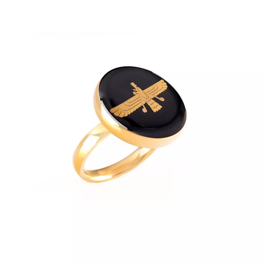 Bague Chevalière en Acier avec Pierre Noire Onyx Recouverte de Résine et Symbole Faravahar Plaqué Or