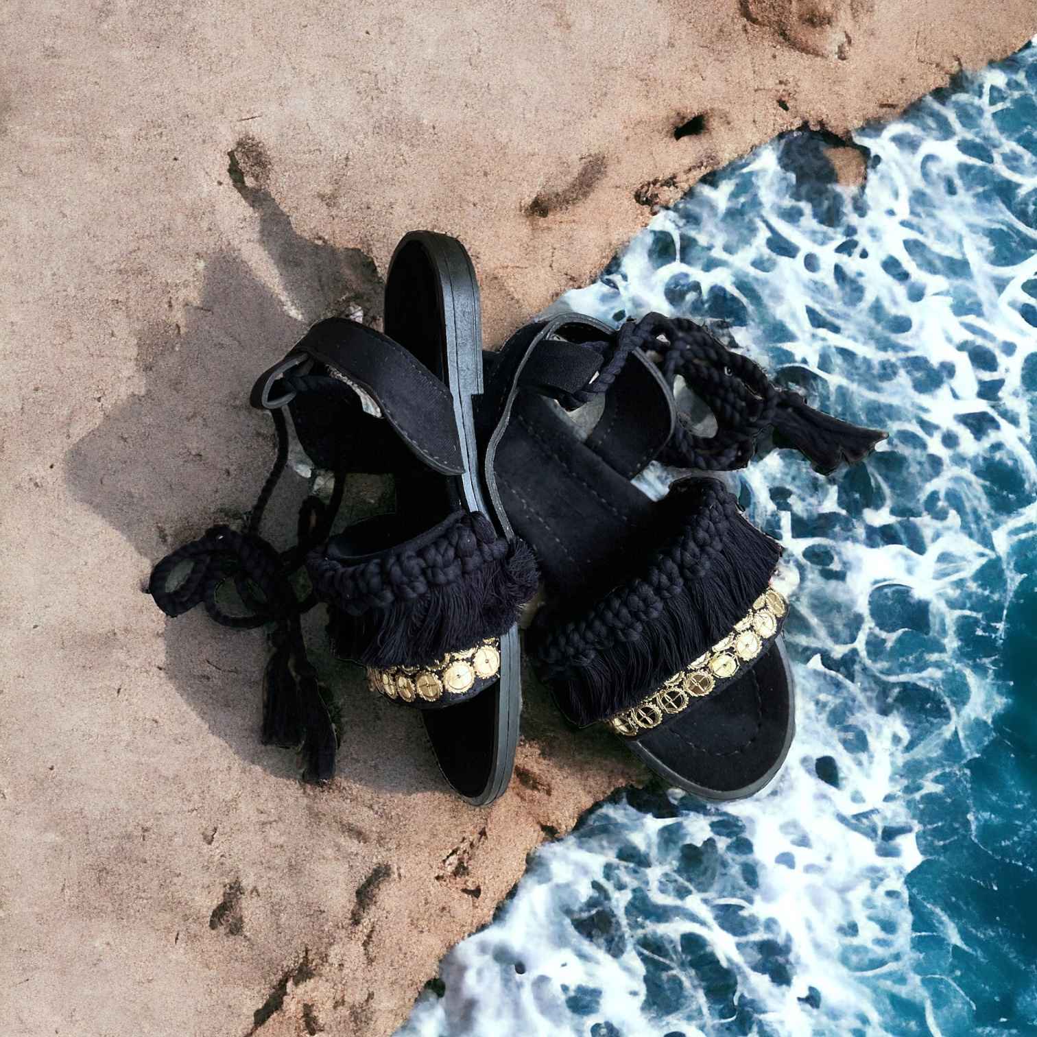 Sandales Plates Slingback Noires avec Design Boho faites à la main