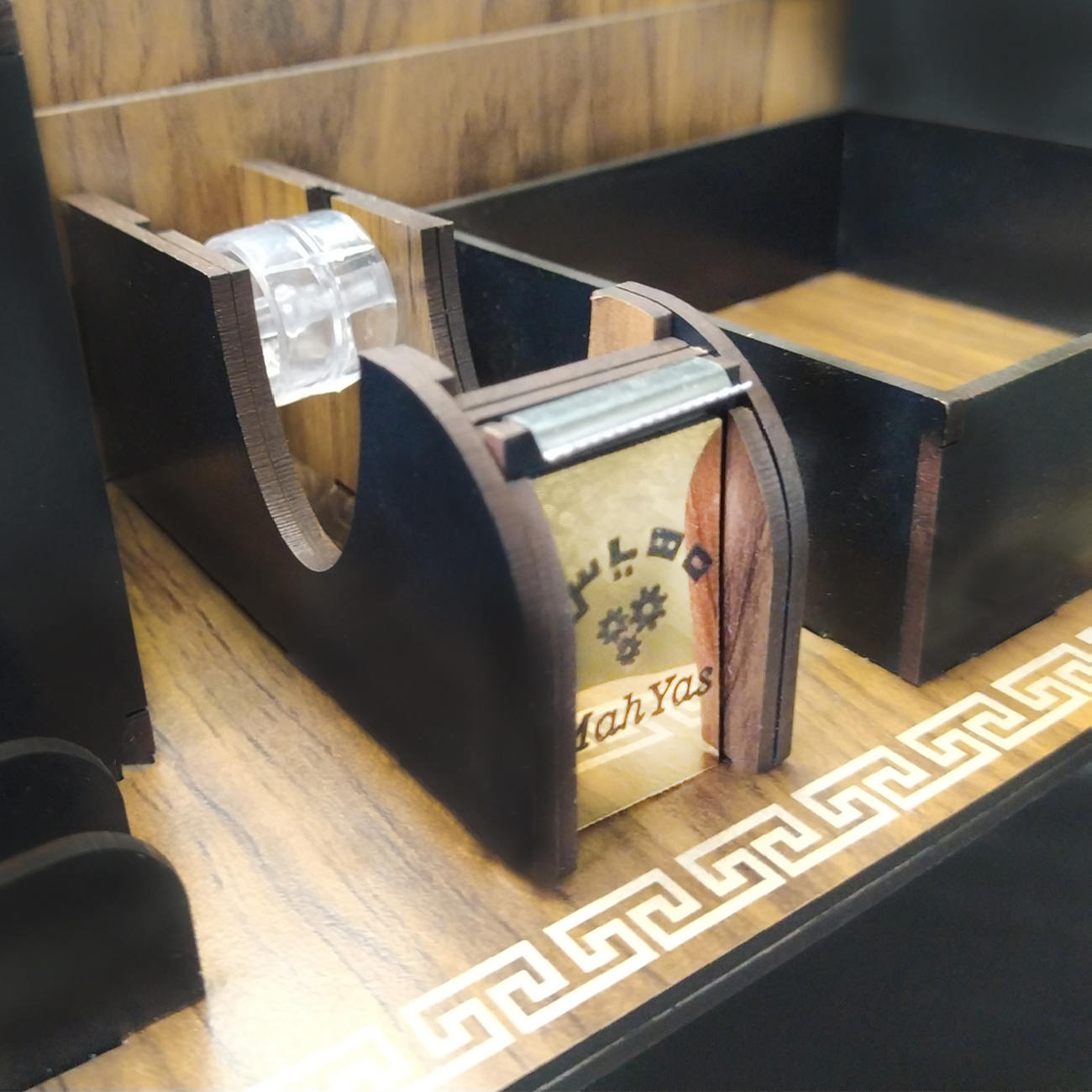 Organiseur de bureau en bois avec design géométrique