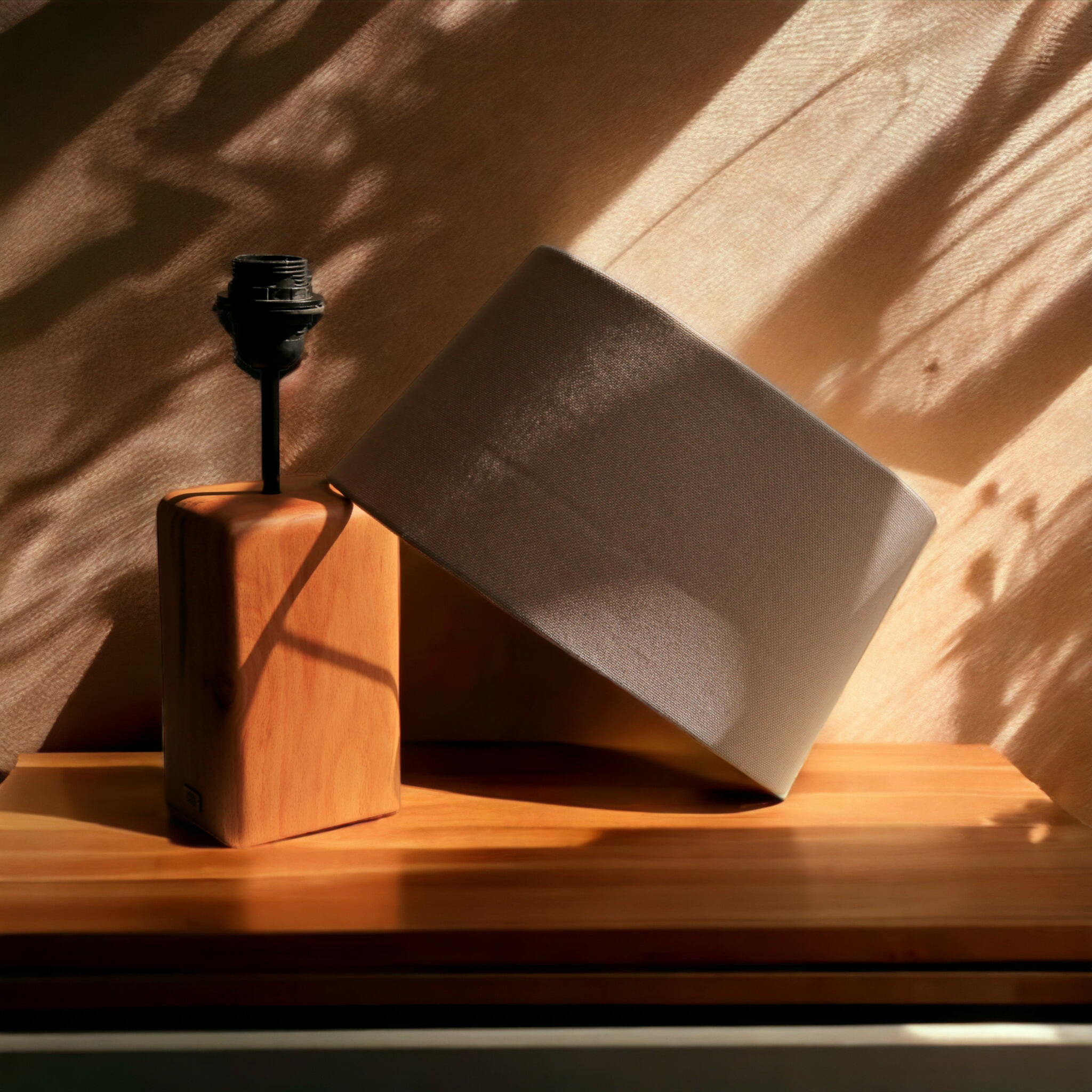 Lampe de table en bois d’accent avec abat-jour en coton – Arsalan