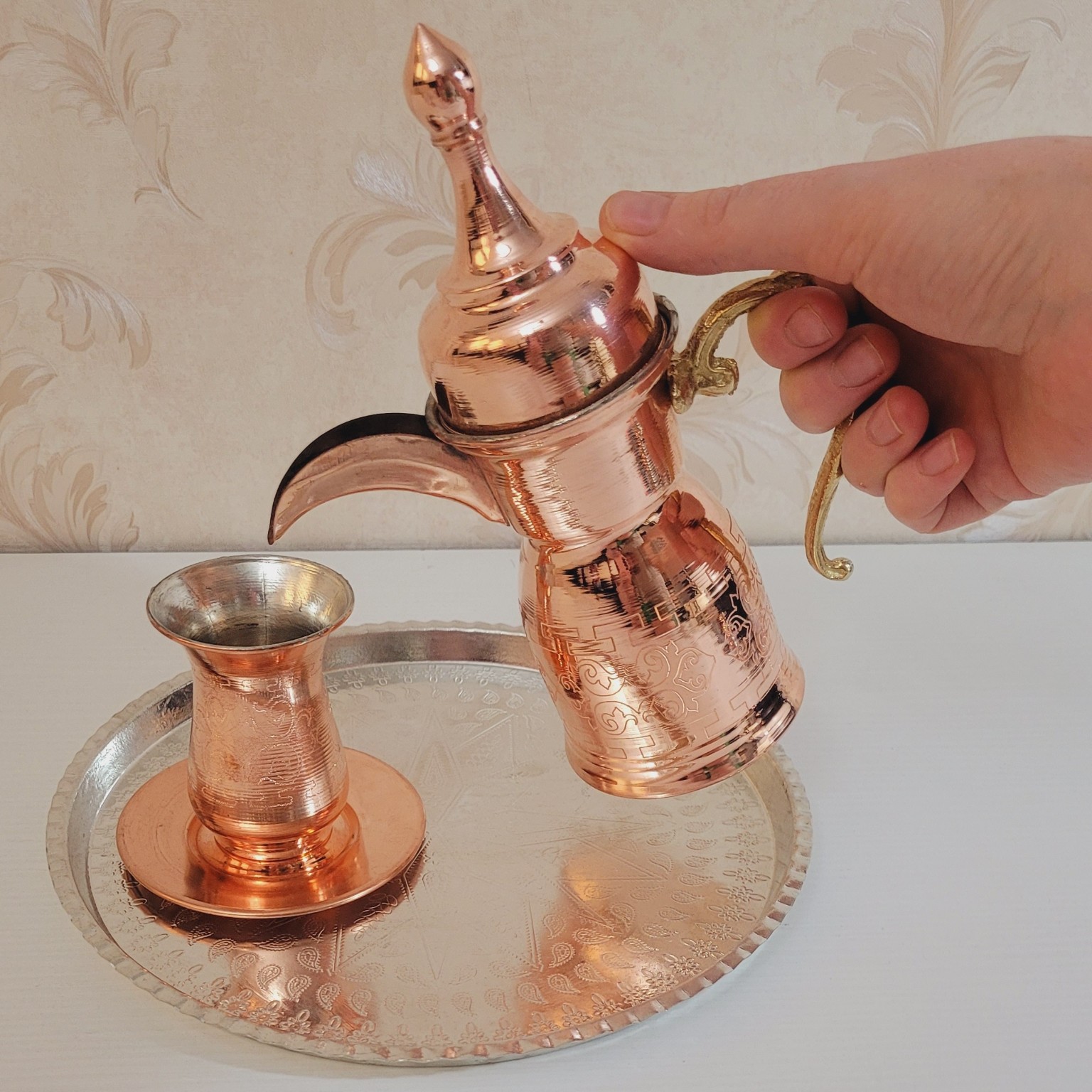 Cafetière traditionnelle arabe en cuivre martelé pour préparer le Qahwa et le café arabe – Yasmine
