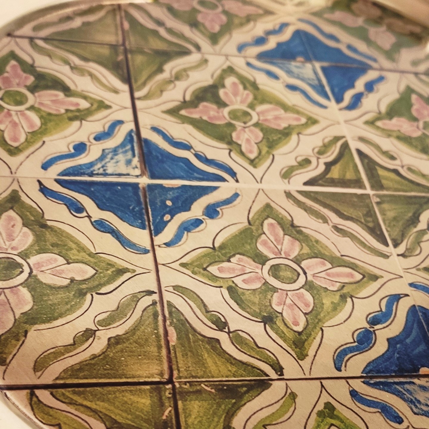 Plateau décoratif en laiton avec motif géométrique traditionnel pour salle à manger et décoration