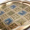 Plateau décoratif en laiton avec motif géométrique traditionnel pour salle à manger et décoration