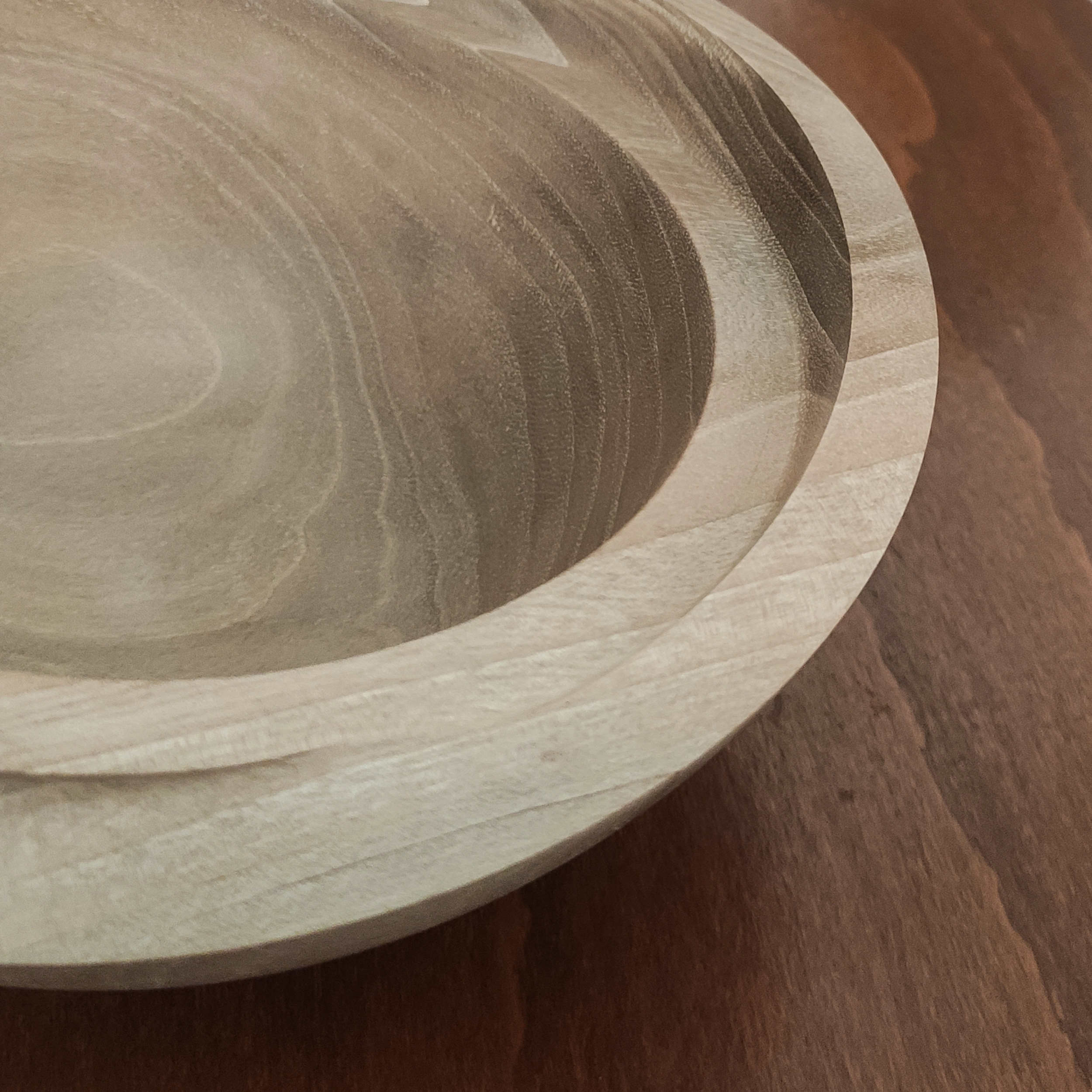 Bol décoratif en bois dans l’artisanat en bois de noyer