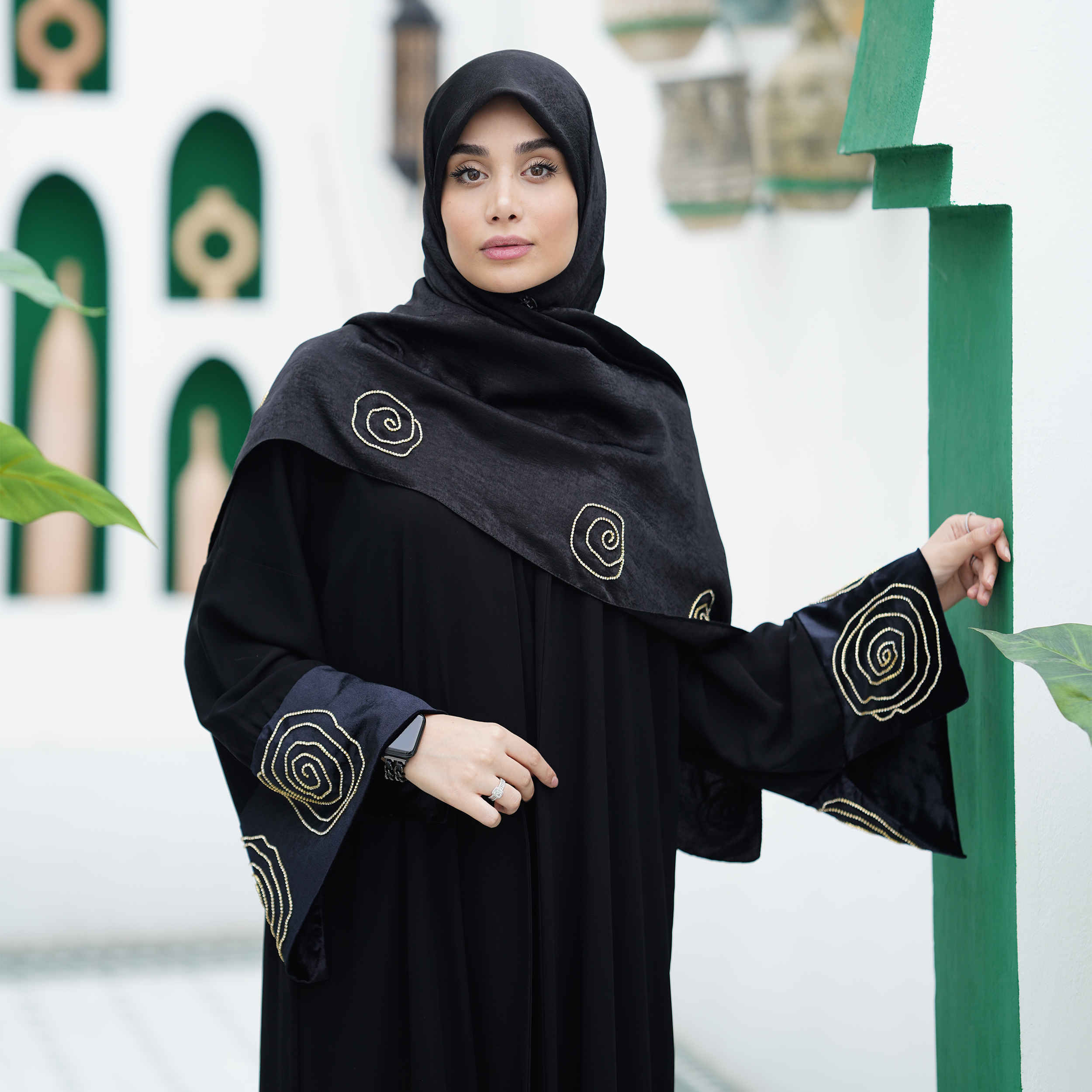 Abaya élégante coupe ample pour femmes musulmanes avec roses brodées