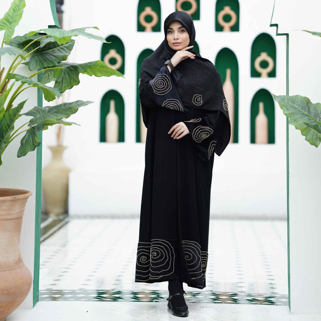 Abaya élégante coupe ample pour femmes musulmanes avec roses brodées
