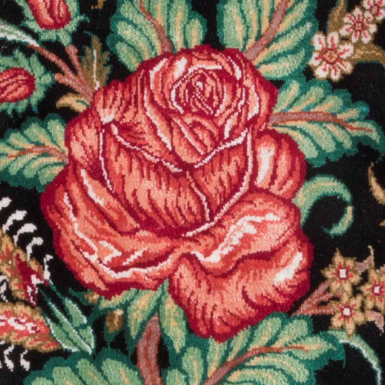 Tapis persan figuratif noué à la main de Qom représentant une rose